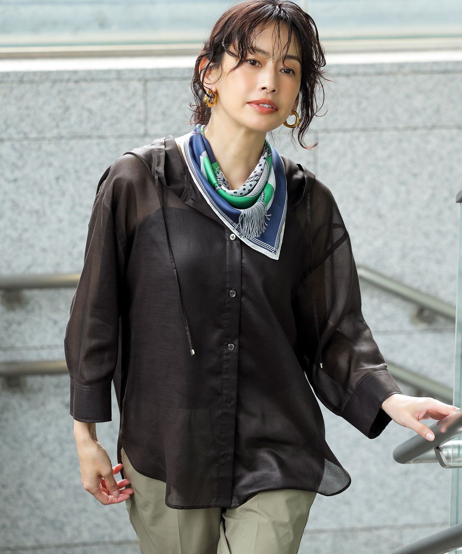23区 S ソフトシアーフィルム ドロストフード シャツ ニジュウサンク トップス シャツ・ブラウス ベージュ グレー