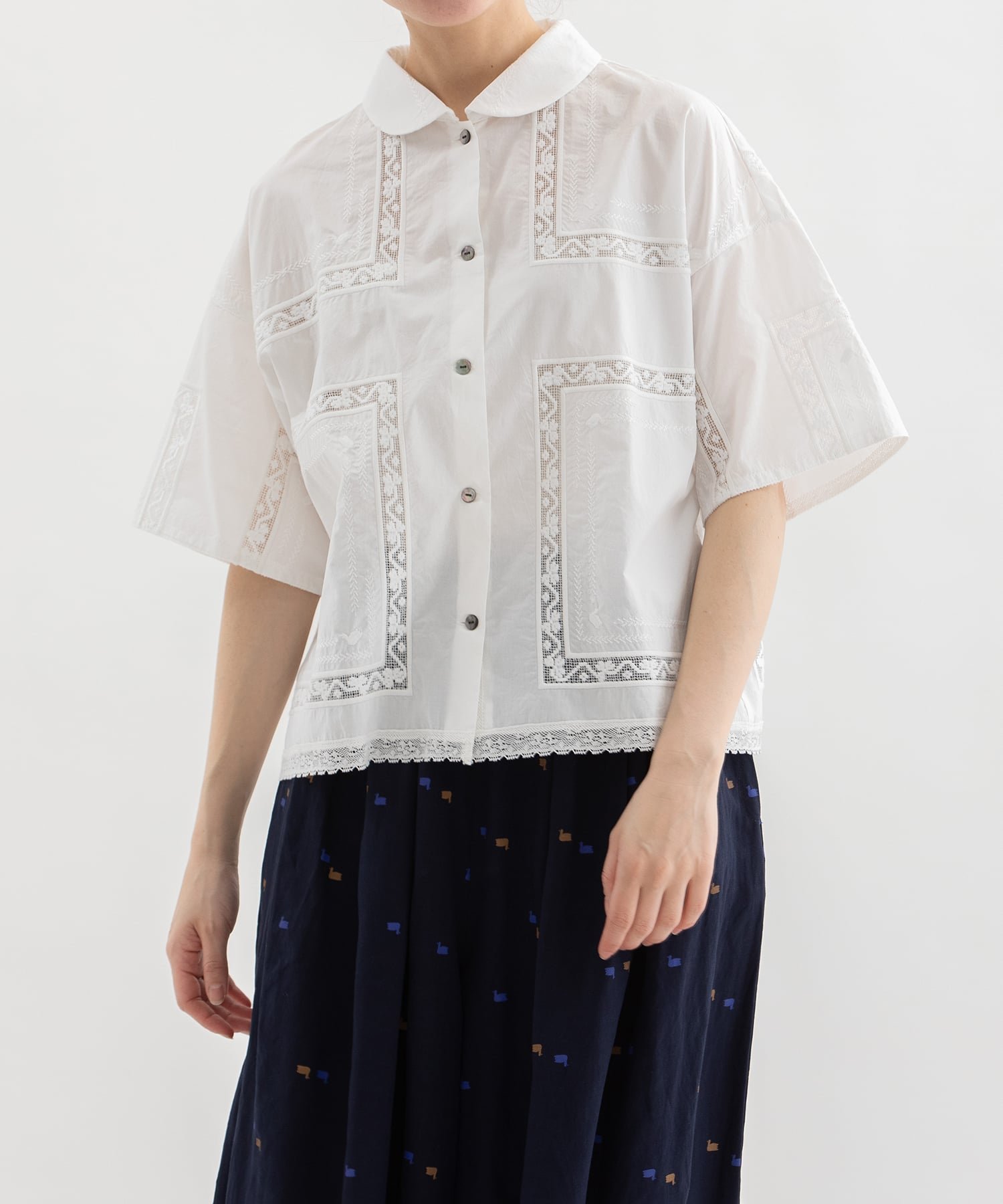 nop de nod ローンハンカチ風刺繍半袖シャツ プードゥードゥー トップス シャツ・ブラウス ホワイト ブラック
