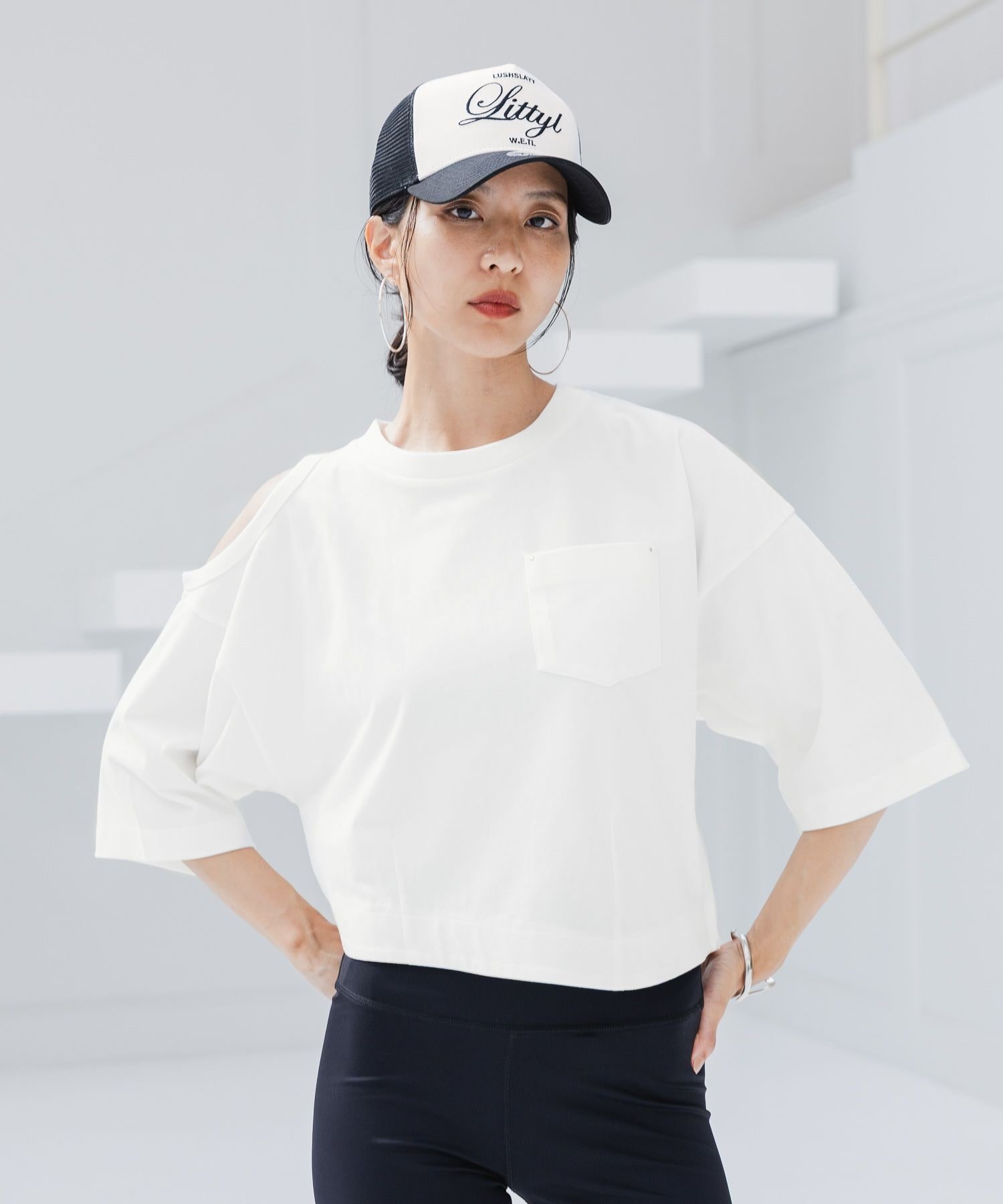 【HEREIAM】オープンショルダープルオーバー ベイフロー トップス カットソー・Tシャツ ホワイト ブラック