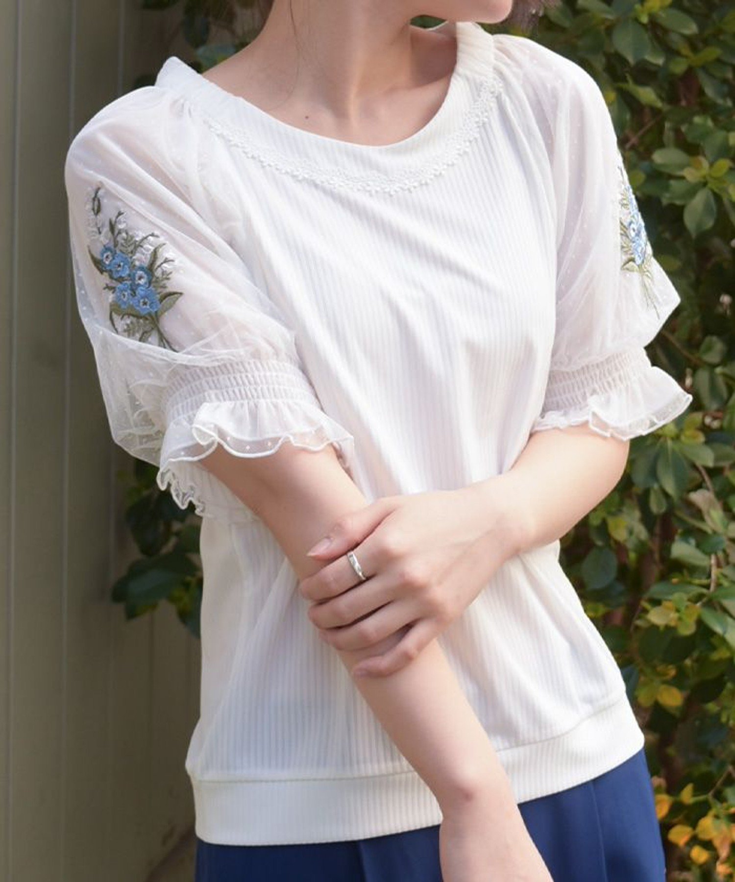 ネモフィラ*スズラン刺繍プルオーバー アクシーズファム トップス カットソー・Tシャツ ホワイト ピンク ブルー