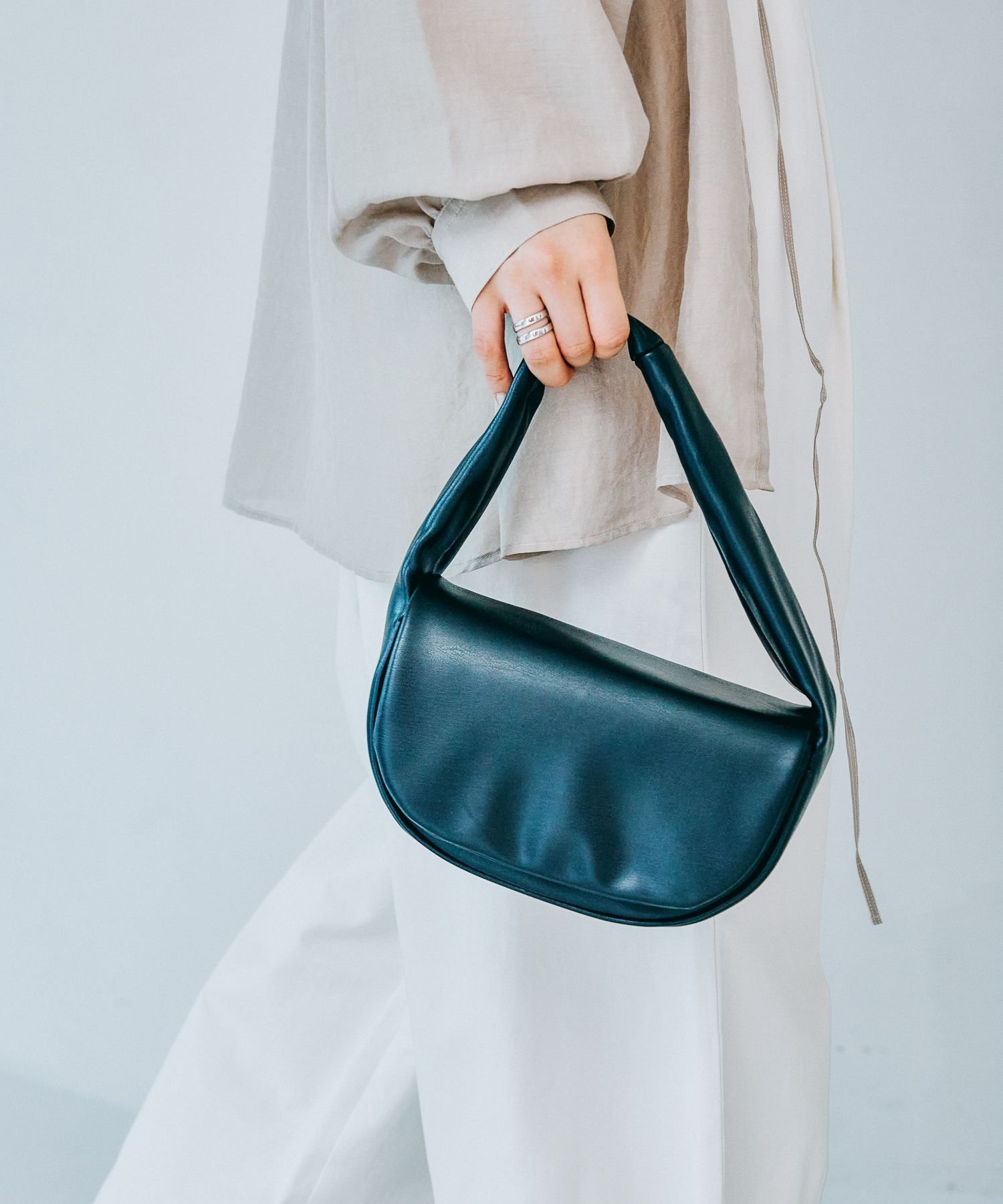 【SALE／60%OFF】LEPSIM ハーフラウンドハンドバッグ レプシィム バッグ ハンドバッグ ベージュ ブラックのサムネイル