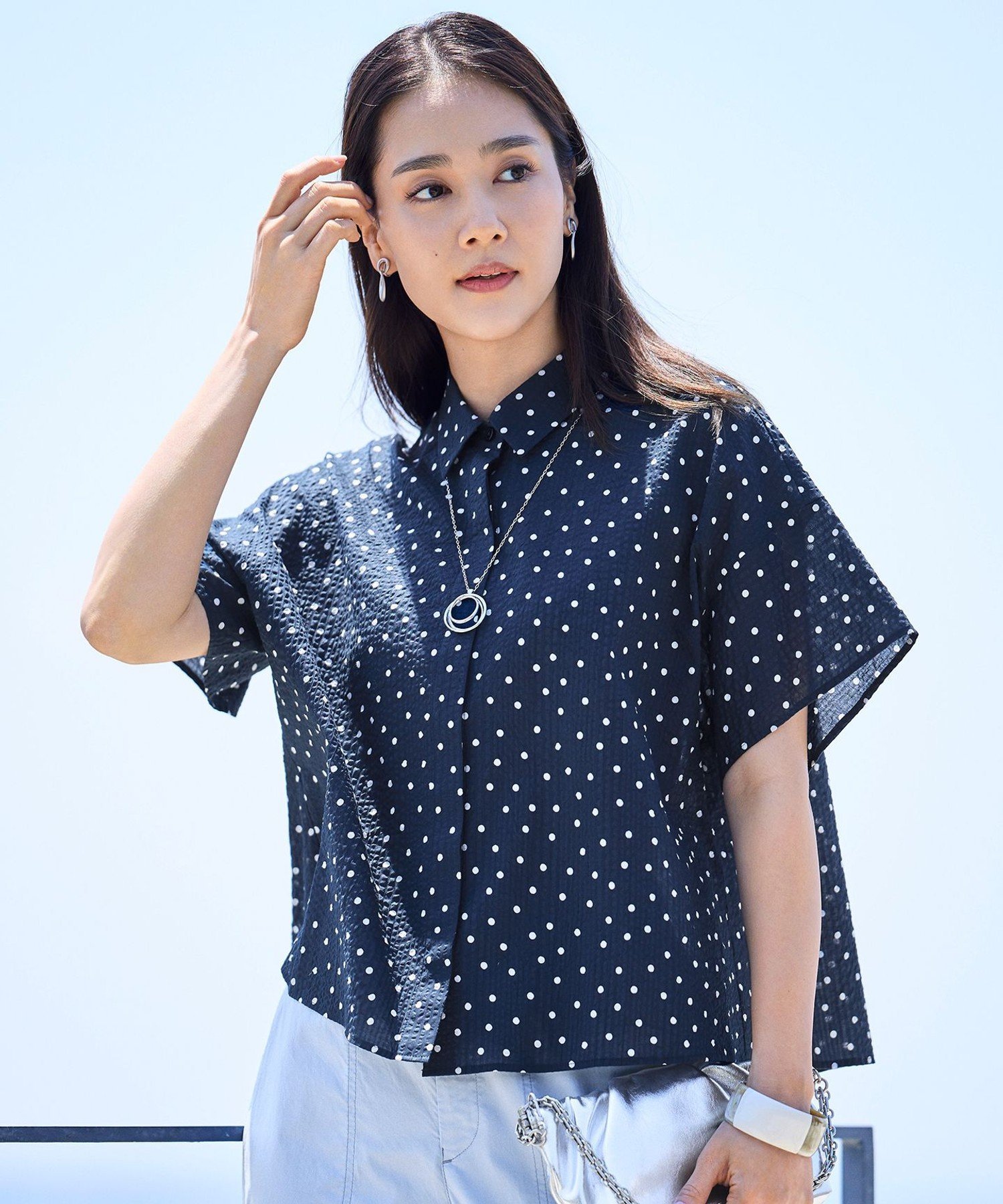 自由区 L 【17号サイズまで展開・WEB&一部店舗限定・サラリ触感】コットンサッカープリント シャツ ジユウク トップス シャツ・ブラウス ホワイト ブラック