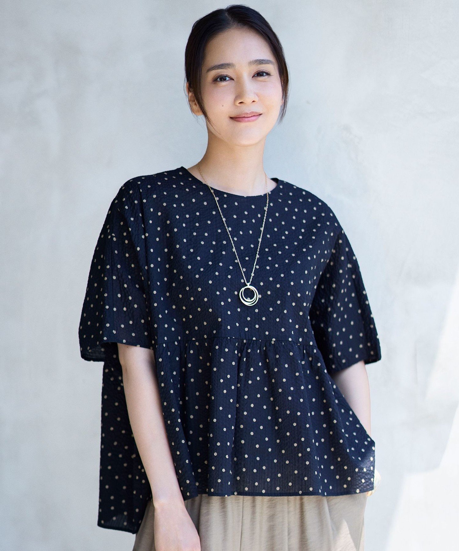 自由区 L 【17号サイズまで展開・WEB&一部店舗限定・サラリ触感】コットンサッカープリント ブラウス ジユウク トップス シャツ・ブラウス ホワイト ブラック