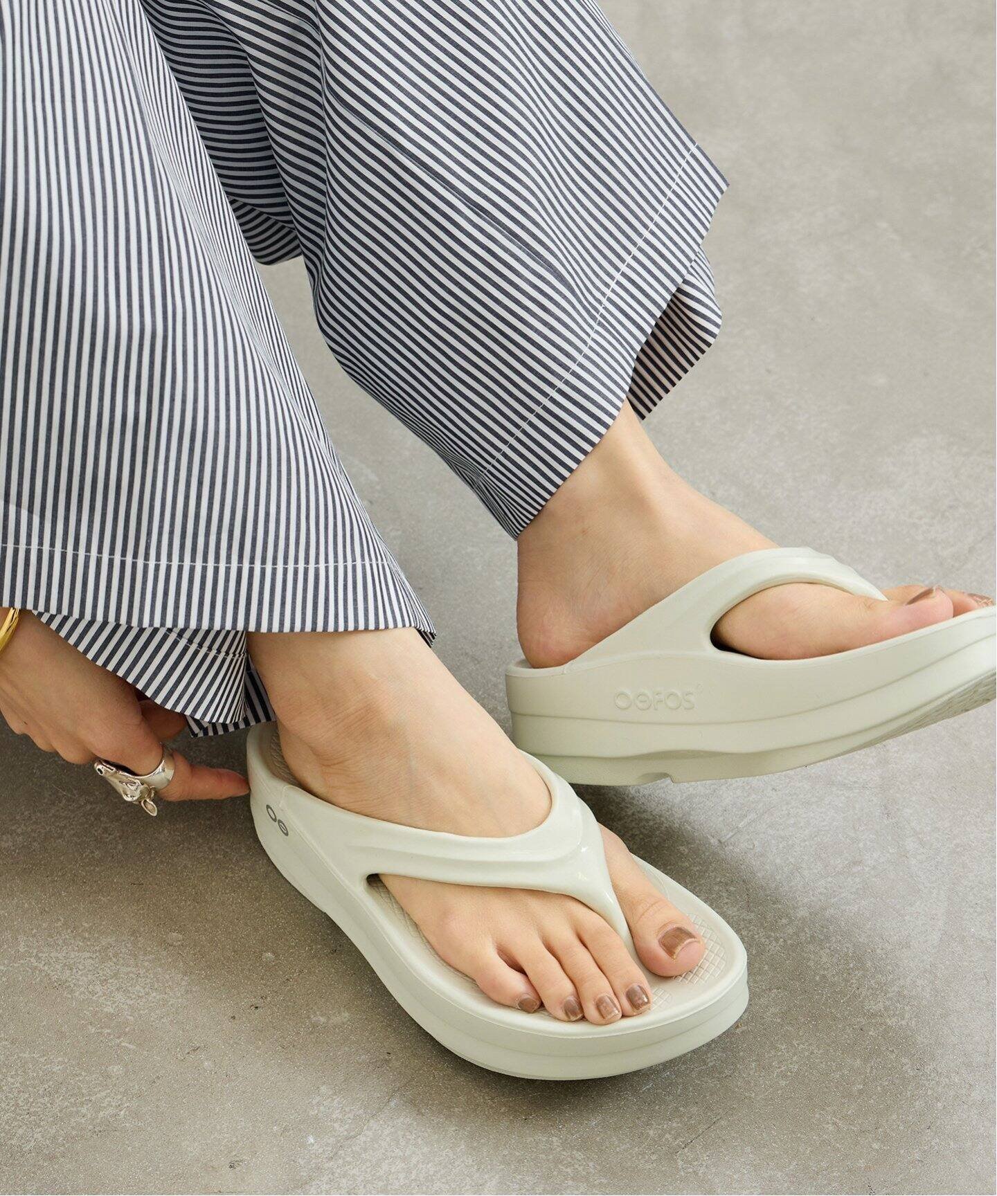 JOURNAL STANDARD 《WEB限定》【OOFOS/ウーフォス】OOmega 2000440141542 ジャーナル スタンダード シューズ・靴 サンダル グレー【送料無料】のサムネイル