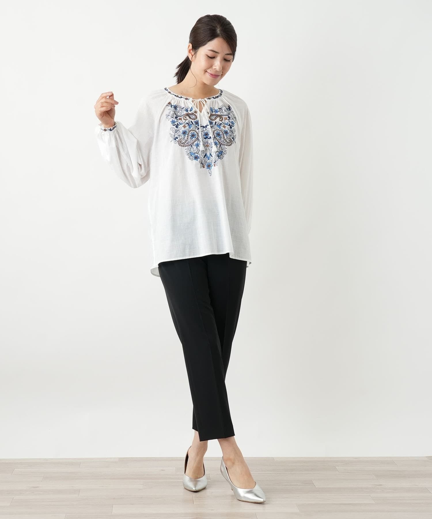 Leilian 刺繍スモックブラウス レリアン トップス シャツ・ブラウス ホワイト