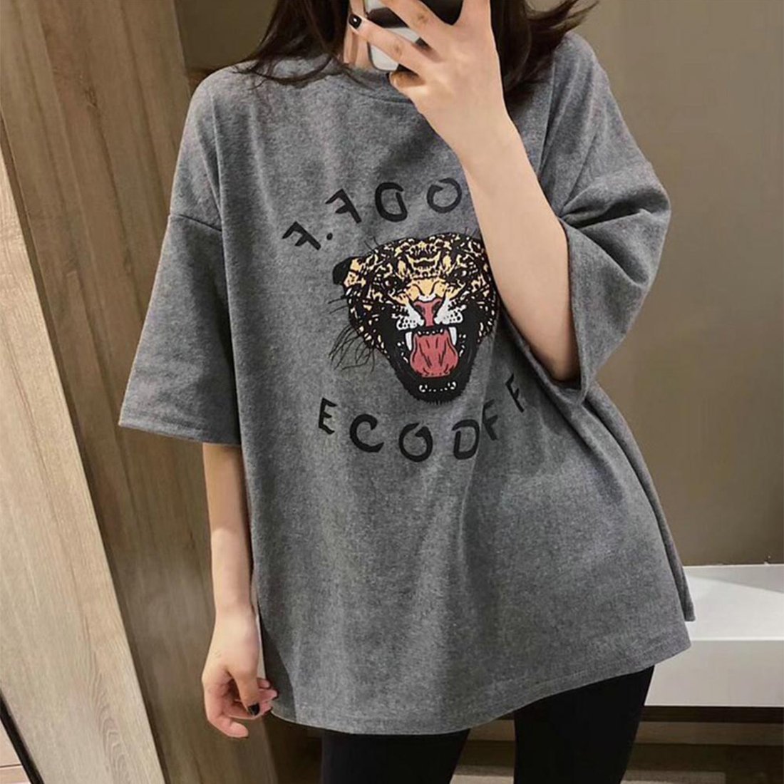 maison de LATIR タイガープリントオーバーサイズTシャツ 夏TシャツはワンポイントロゴTで. メゾンドラティール トップス カットソー・Tシャツ ブラック ホワイト グレー