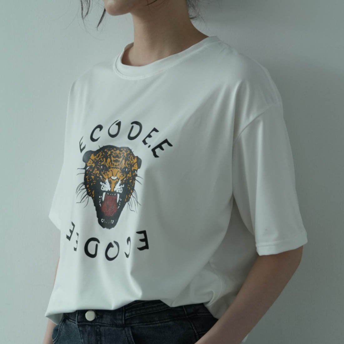 maison de LATIR タイガープリントオーバーサイズTシャツ 夏TシャツはワンポイントロゴTで. メゾンドラティール トップス カットソー・Tシャツ ブラック ホワイト グレー