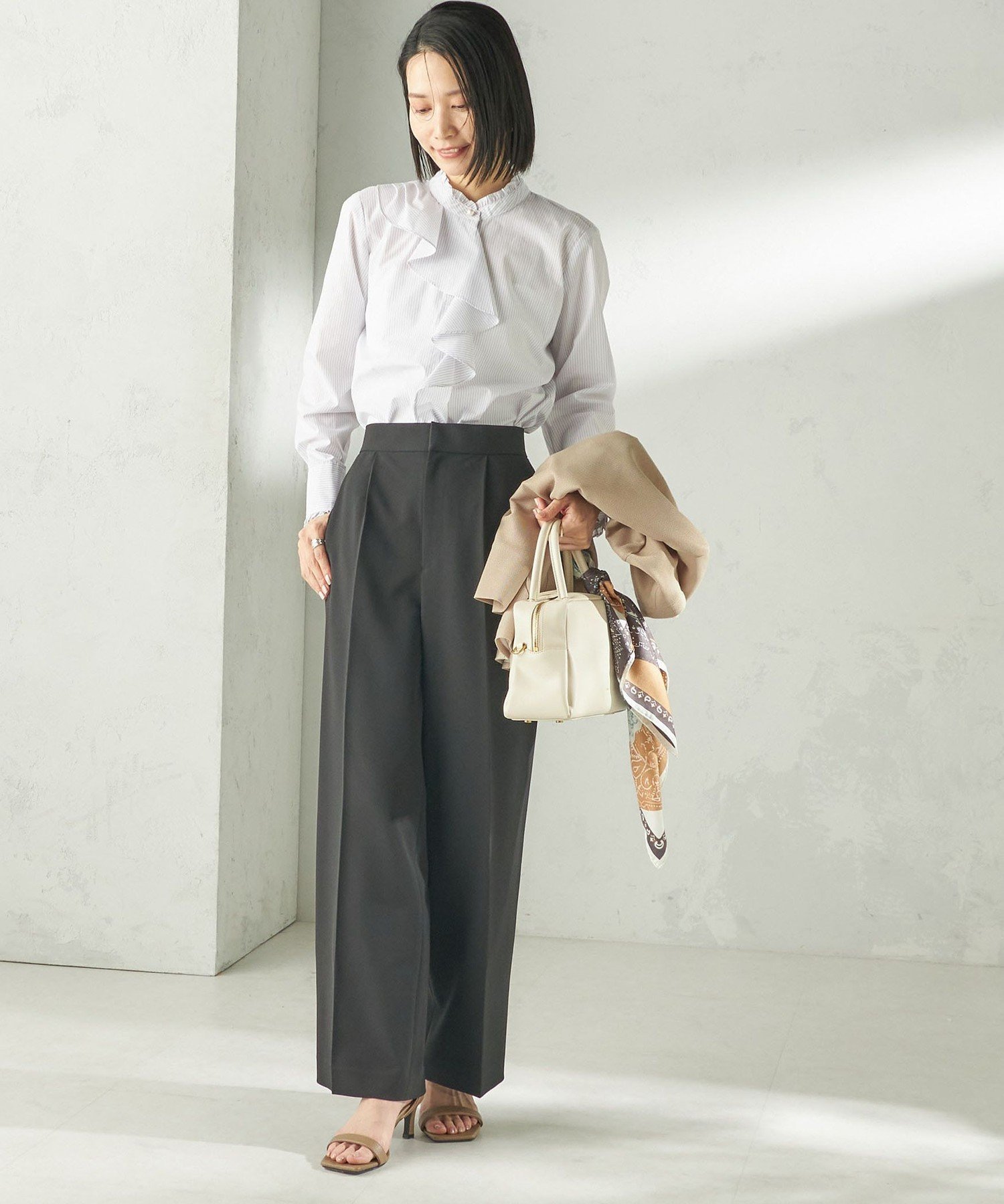 SHIPS WOMEN 《予約》＜手洗い可能＞パール モチーフ ボタン フリル ブラウス シップス トップス シャツ・ブラウス ブルー ホワイト【送料無料】