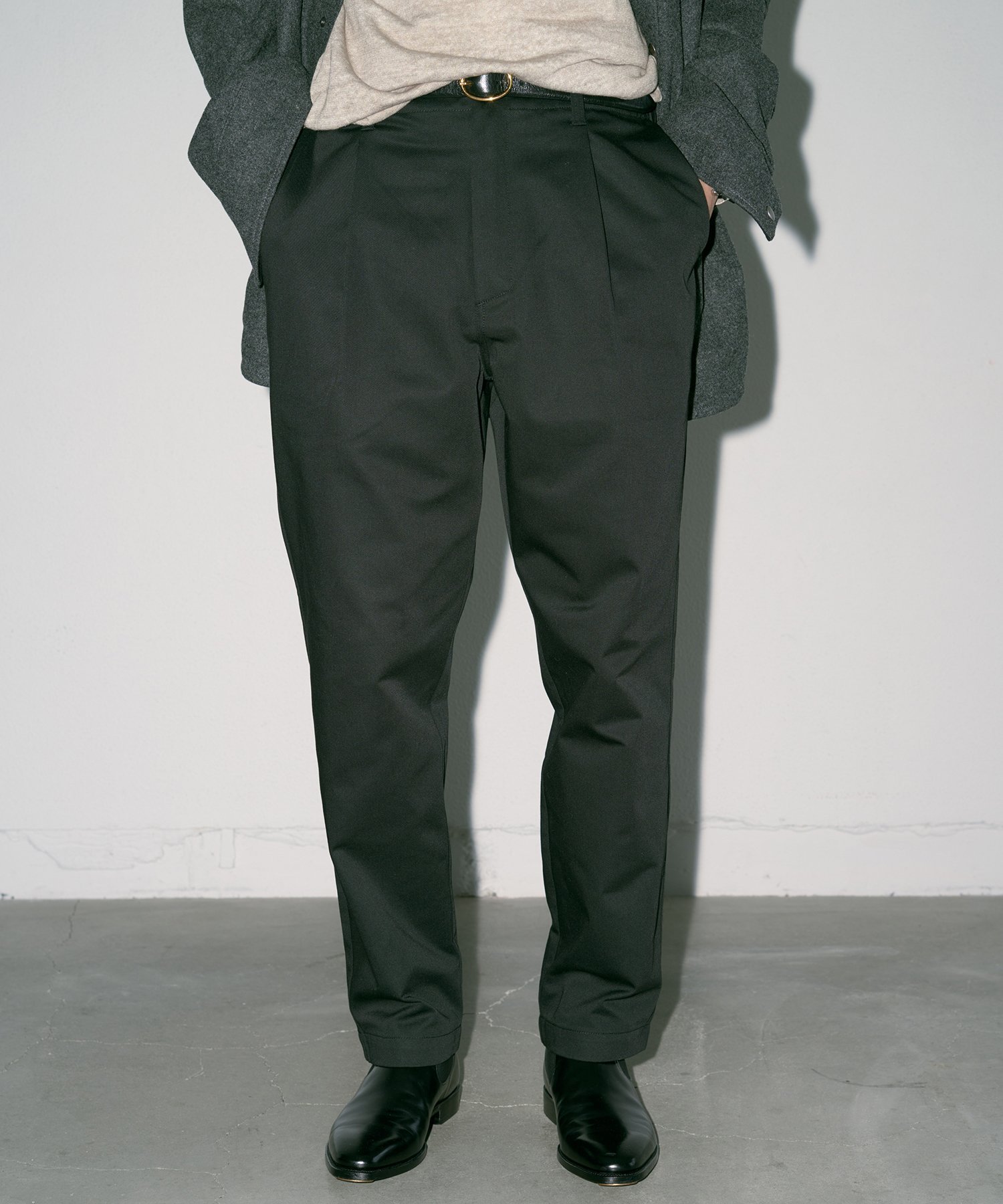UNIVERSAL OVERALL UNIVERSAL OVERALL タックテーパードパンツ ユニバーサルオーバーオール パンツ チノパンツ ブラック カーキグリーン