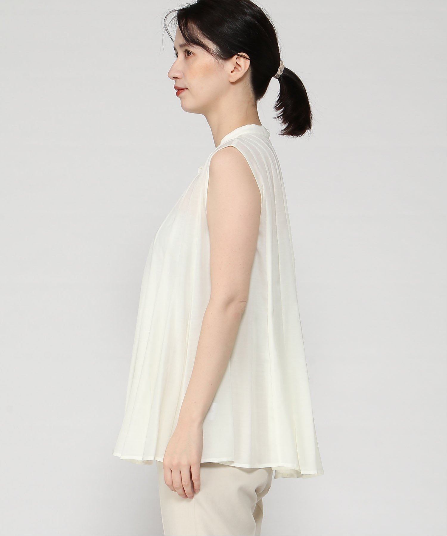 BARNEYS NEW YORK (W)ウォッシャブル ノースリーブブラウス バーニーズ ニューヨーク トップス シャツ・ブラウス ホワイト カーキグリーン