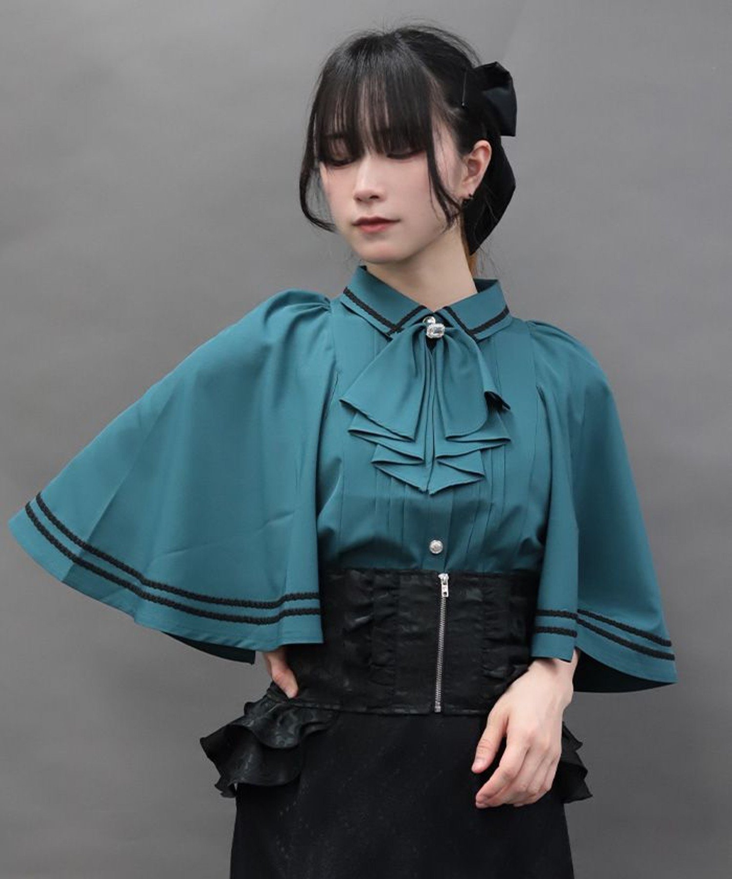ジャボブローチ付ケープブラウス アクシーズファム トップス シャツ・ブラウス グリーン ホワイト