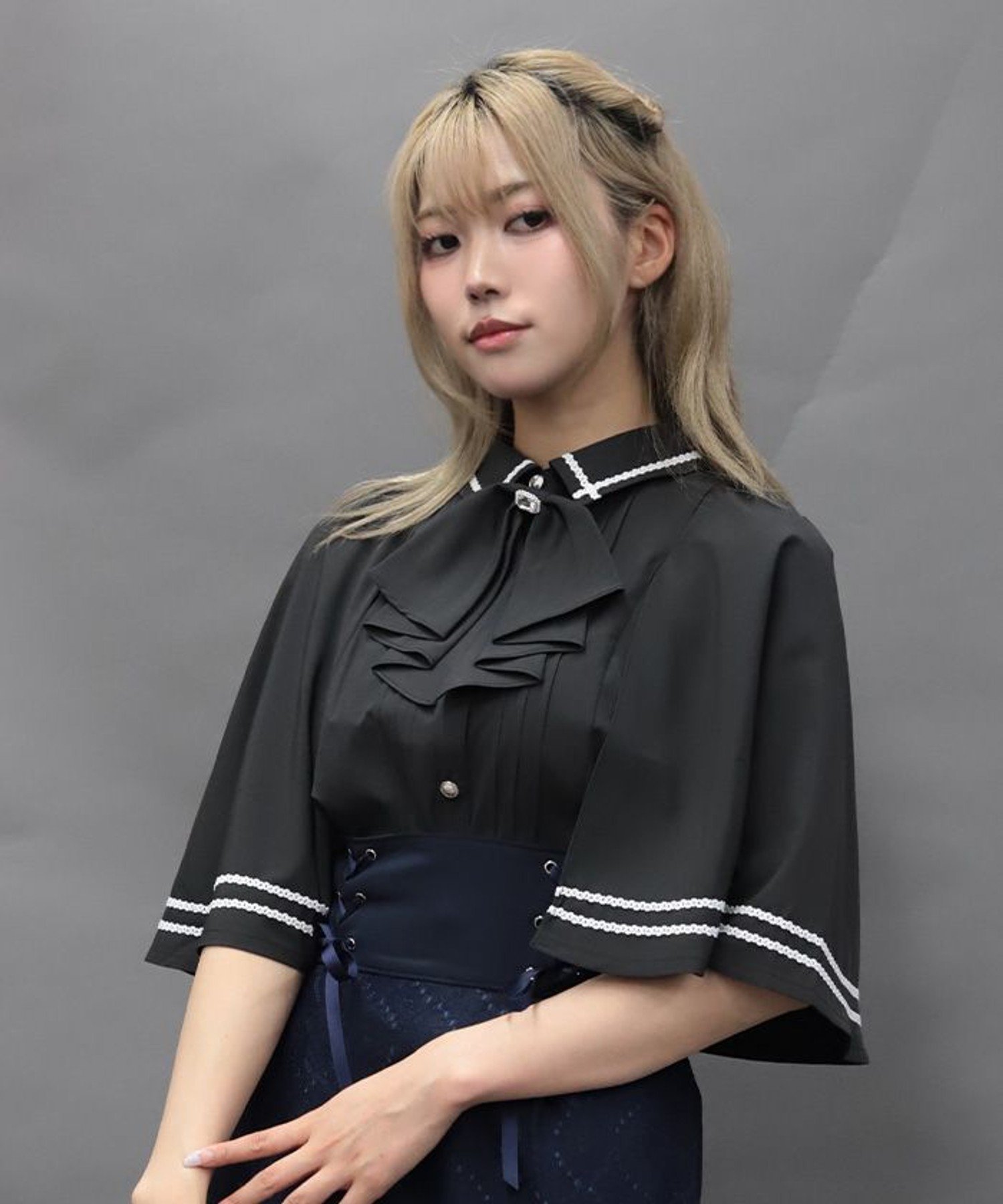 ジャボブローチ付ケープブラウス アクシーズファム トップス シャツ・ブラウス グリーン ホワイト