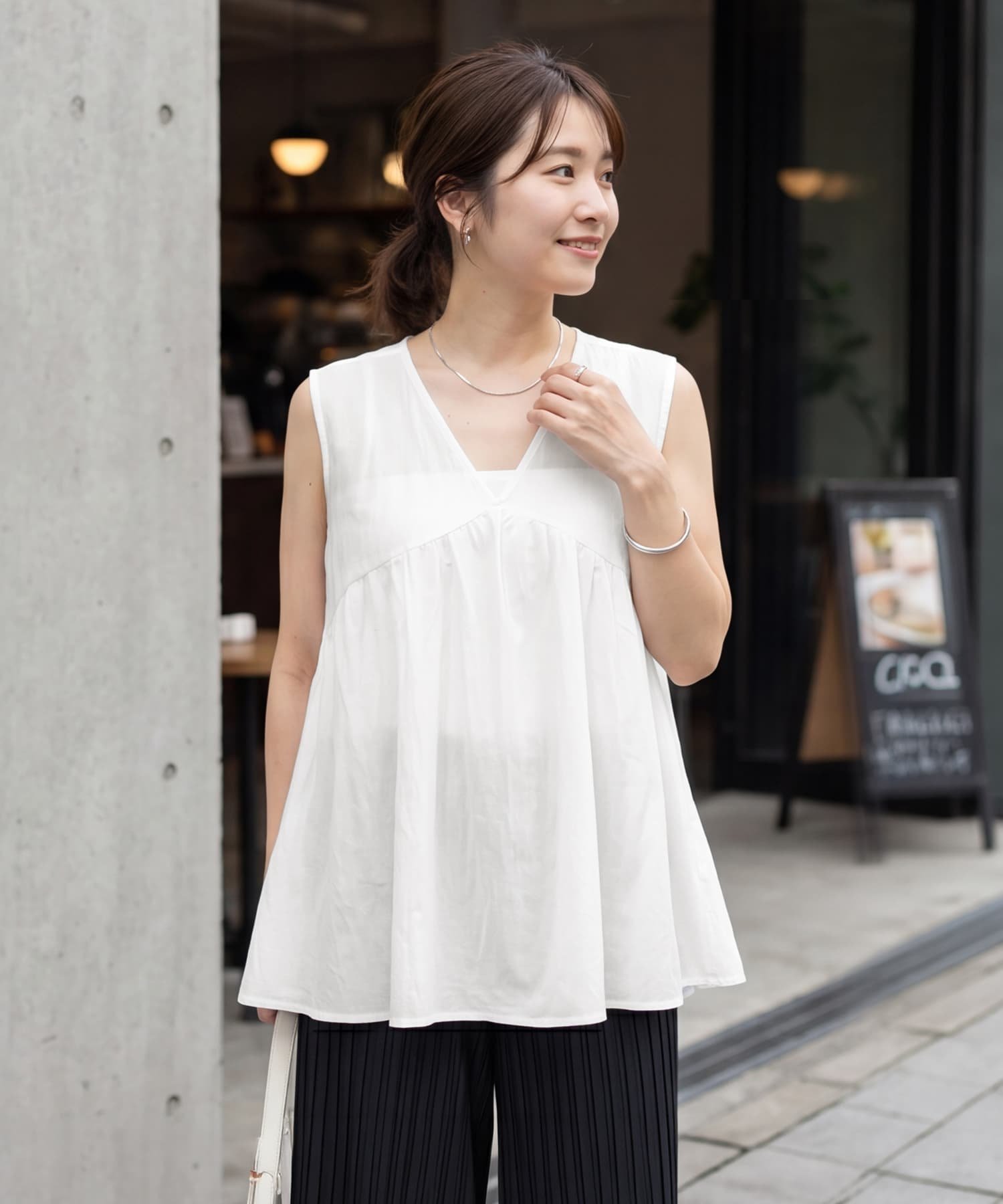 STYLE DELI 質感加工Vネックギャザーブラウス スタイルデリ トップス カットソー・Tシャツ ネイビー ホワイト