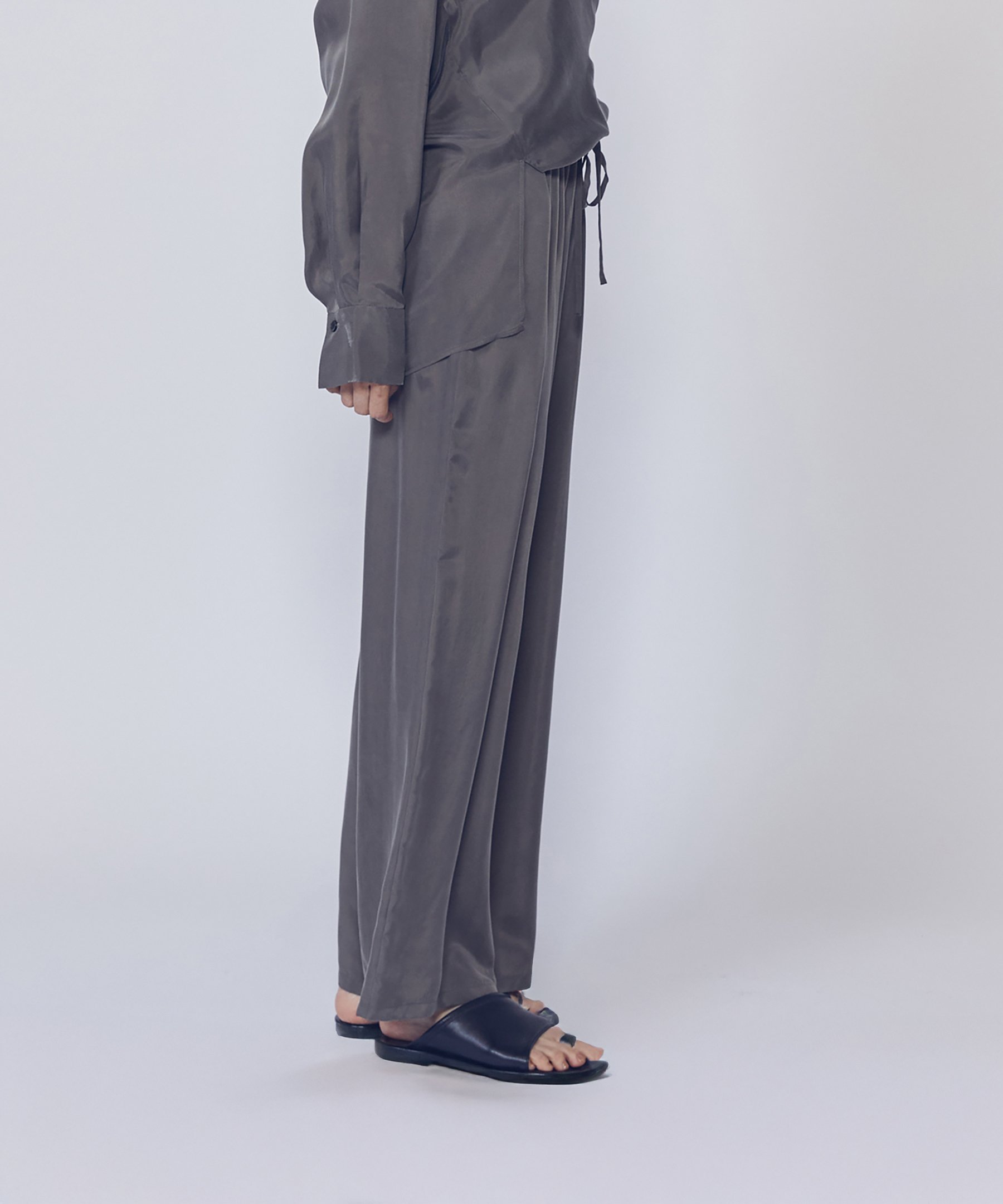 1er Arrondissement 【新色】キュプラフィブリルイージーパンツ プルミエアロンディスモン パンツ その他のパンツ カーキグリーン ブラック