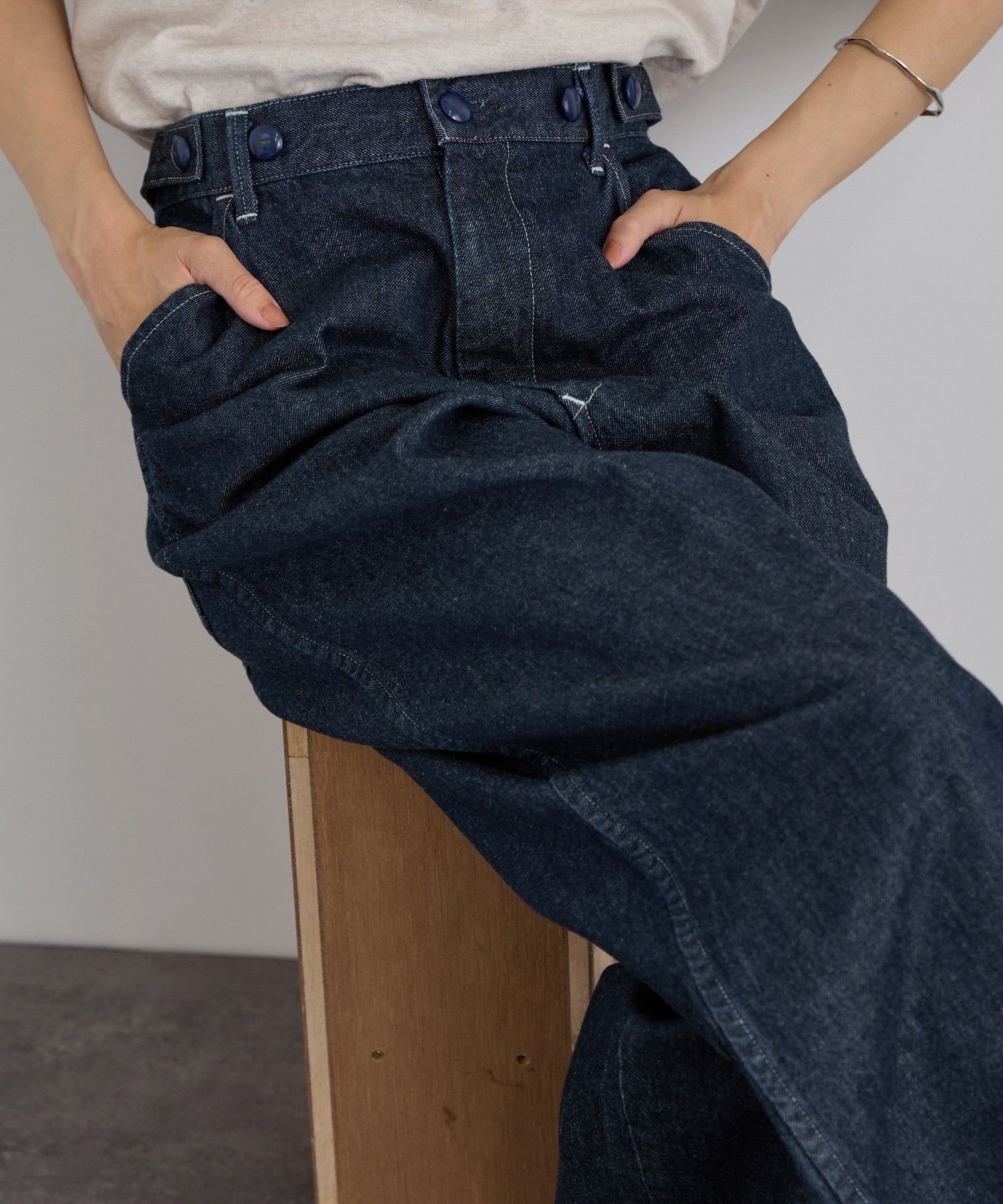 SALON adam et rope' 【KURO for SALON(クロ)】別注EASY TUCK DENIM INDIGO / デニムパンツ サロン アダム エ ロペ パンツ ジーンズ・デニムパンツ ネイビー【送料無料】