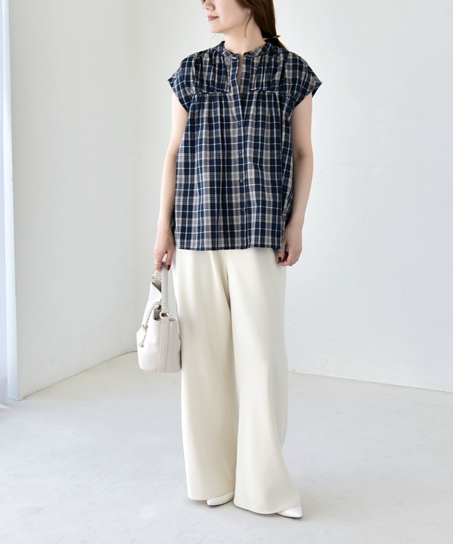 quaranciel quaranciel:＜手洗い可能＞チェック ギャザー バンドカラー フレンチ シャツ シップス トップス シャツ・ブラウス ホワイト ネイビー