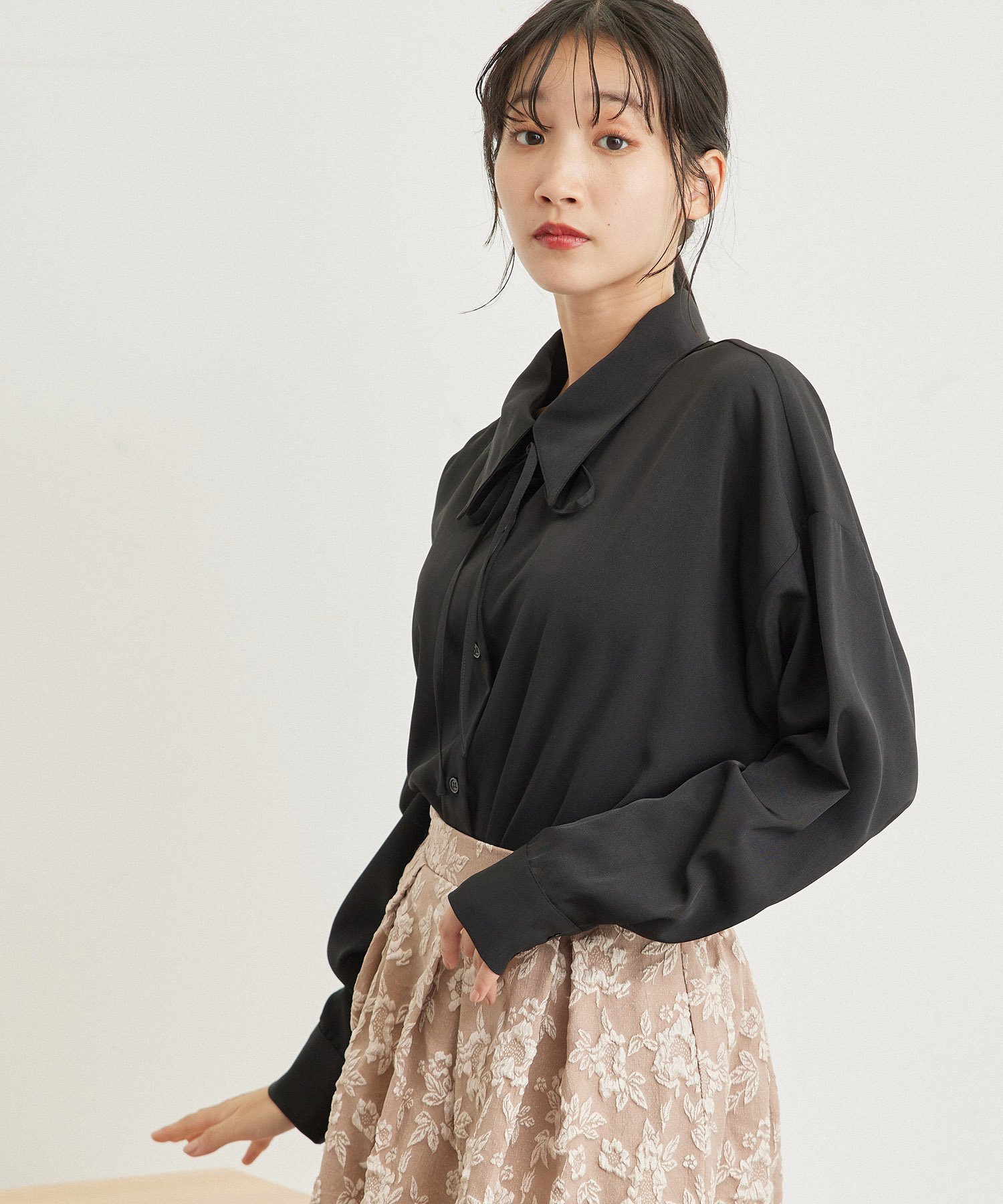 【SALE／40%OFF】JAYRO リボン付きシャツ ジャイロ トップス シャツ・ブラウス ホワイト ブラック ピンク ブラウンのサムネイル