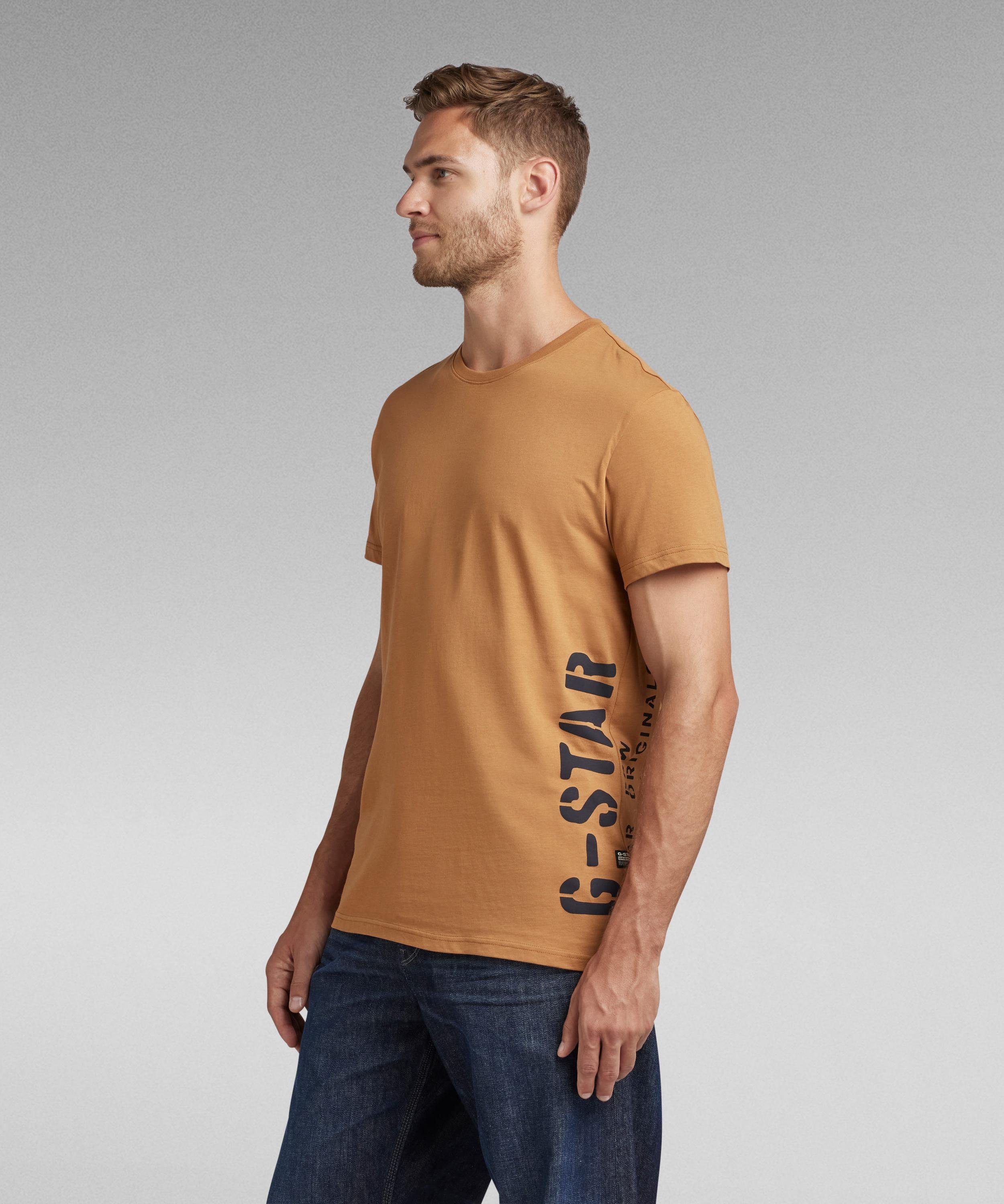 【公式ショップ】SIDE STENCIL T-SHIRT/ブランドロゴT ジースターロゥ トップス カットソー・Tシャツ ブラウン