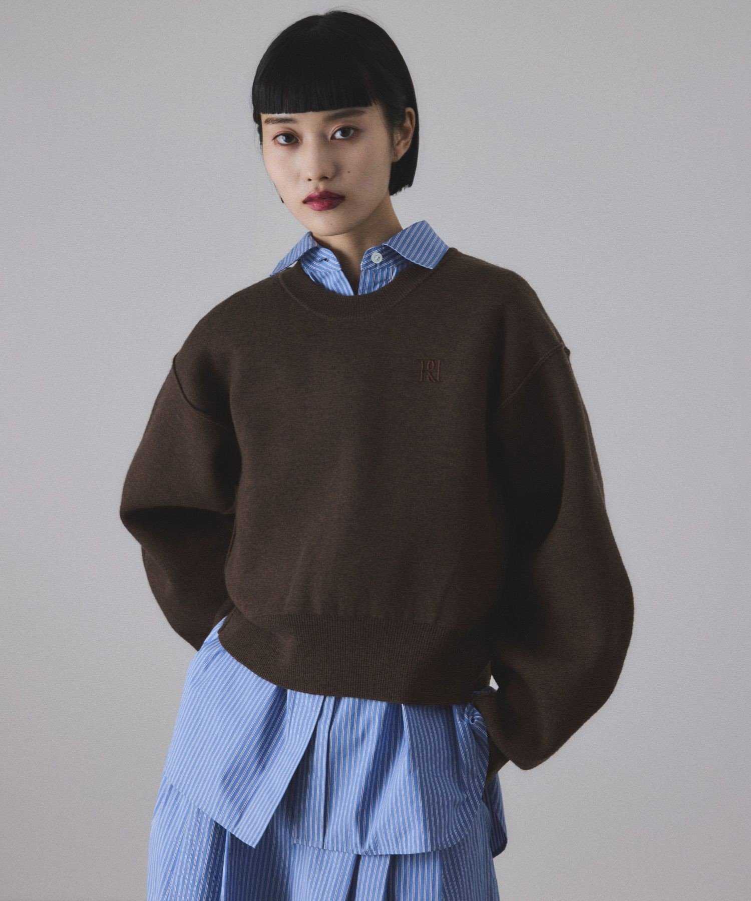 ADAM ET ROPE' FEMME 【サステナブル】ロゴパッチスウェットニット アダムエロペ トップス ニット レッド ベージュ グレー【送料無料】