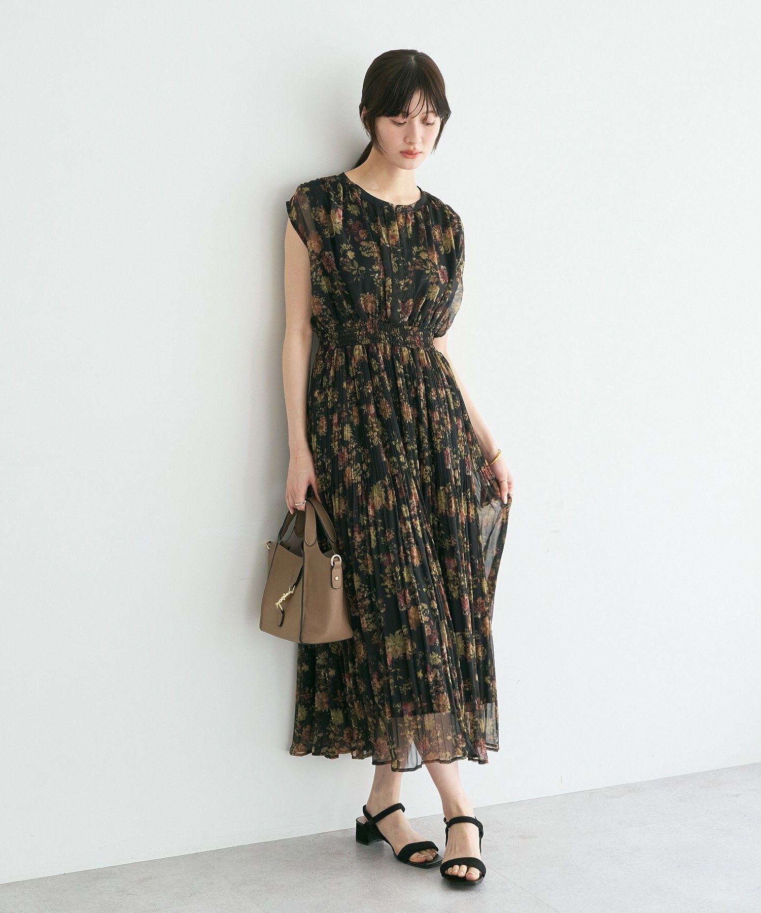 YECCA VECCA シアー花柄プリーツワンピース イェッカヴェッカ ワンピース・ドレス その他のワンピース・ドレス ブラック