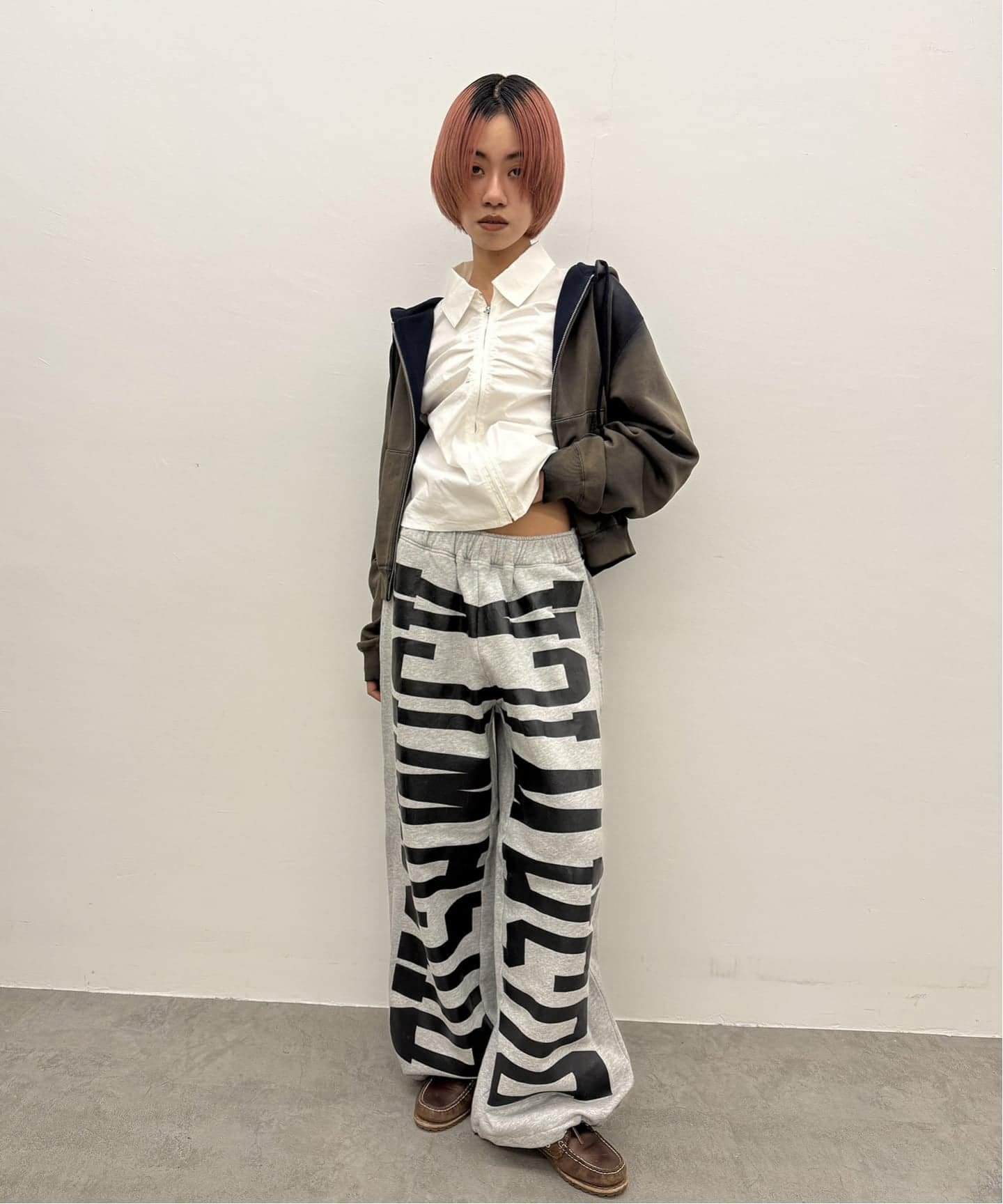 Oriens JOURNAL STANDARD 《追加2》ロゴスウェットパンツ オリエンス ジャーナルスタンダード パンツ ジャージ・スウェットパンツ ブラック レッド