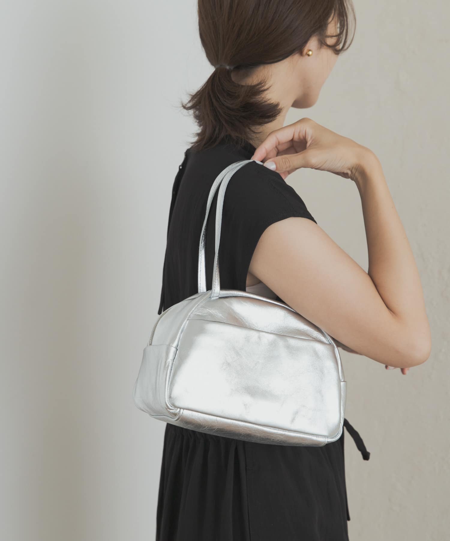 URBAN RESEARCH DOORS Folna ホイルレザーボストンバッグ アーバンリサーチドアーズ バッグ ボストンバッグ シルバー【送料無料】