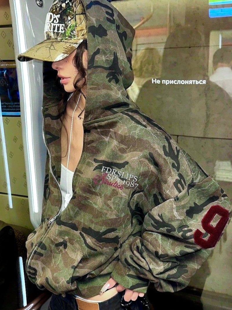 【SALE/5%OFF】SHEENA バックナンバリングロゴカモフラ柄ジップアップパーカー ディアベル トップス パーカー・フーディー カーキグリーン【送料無料...