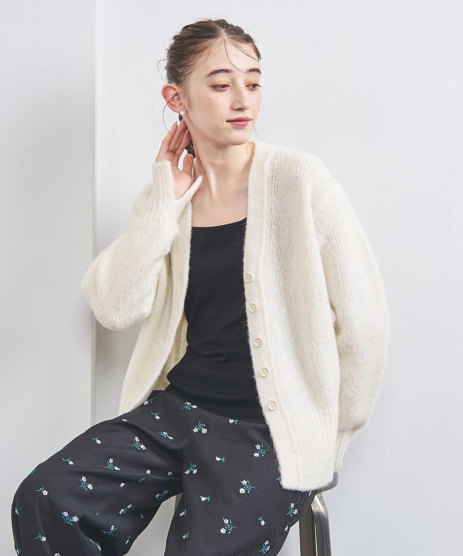 【SALE／50%OFF】UNITED ARROWS フラッフィ Vネック カーディガン WHITE ユナイテッドアローズ アウトレット トップス カーディガン ホワイト【送料無料】のサムネイル