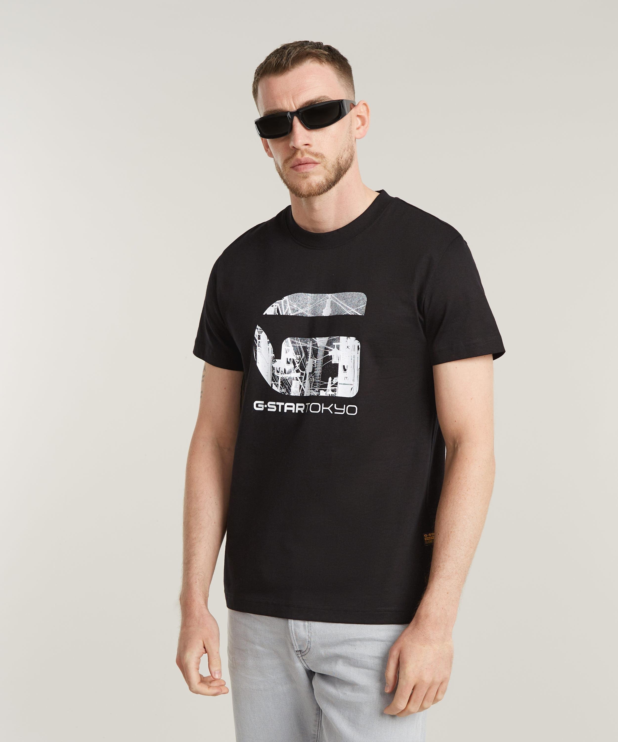 【公式ショップ】TOKYO T-SHIRT/フォトプリントロゴT/東京 ジースターロゥ トップス カットソー・Tシャツ ブラック