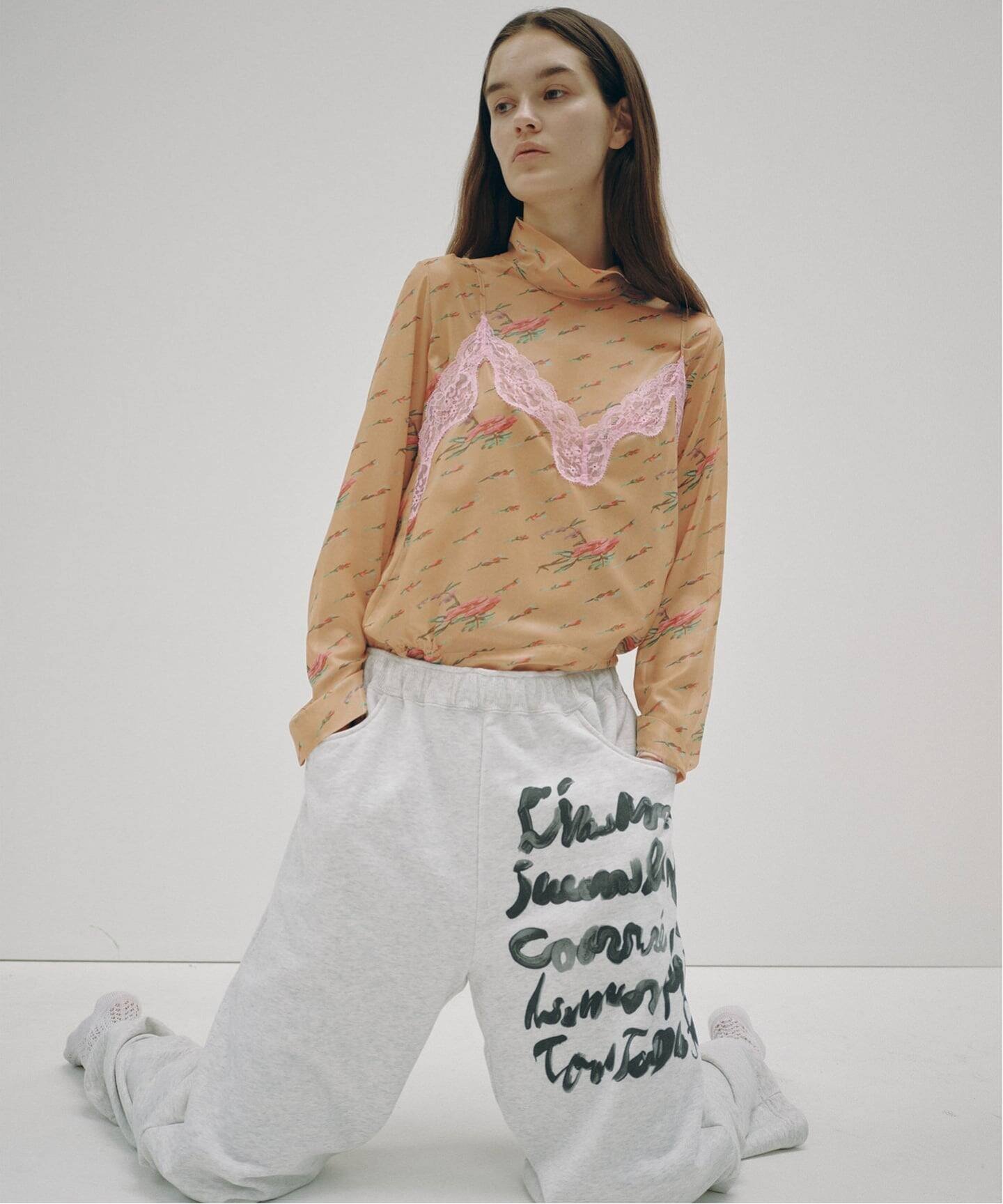 《一部店舗+WEB限定》Crushed Rose Turtleneck スピックアンドスパン トップス シャツ・ブラウス ブラウン