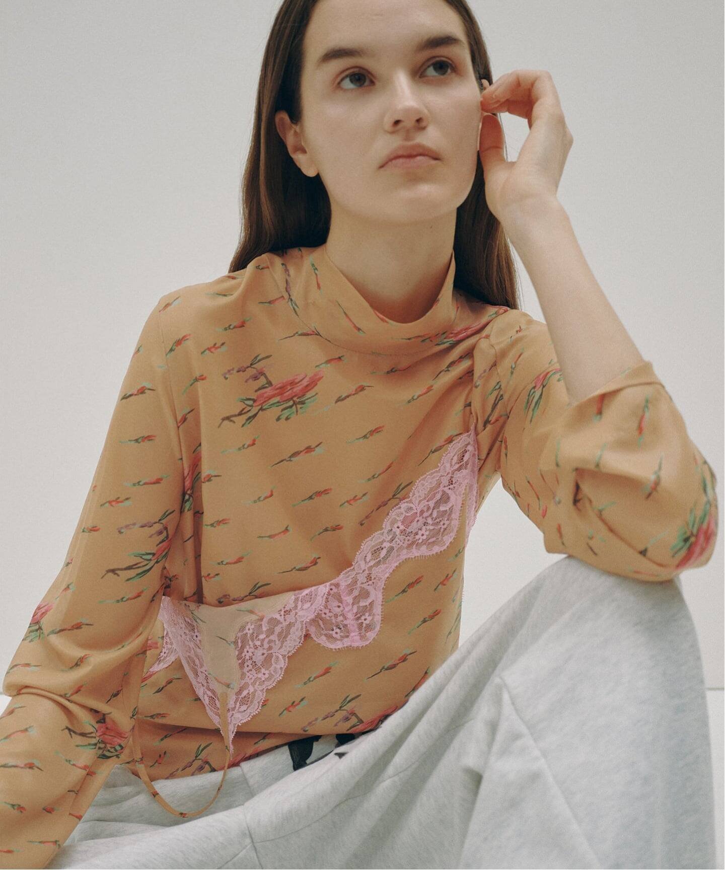 《一部店舗+WEB限定》Crushed Rose Turtleneck スピックアンドスパン トップス シャツ・ブラウス ブラウン