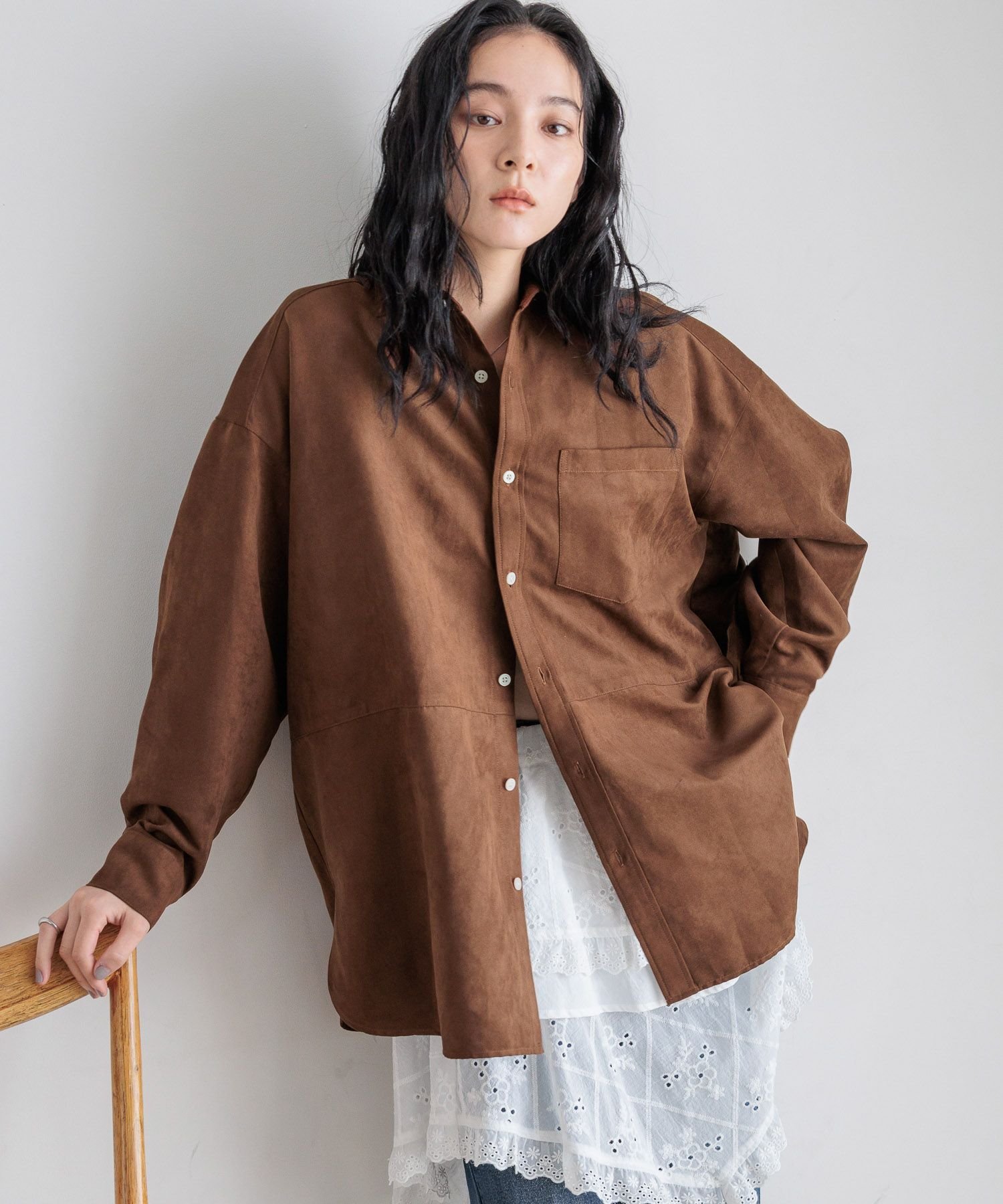 LOWRYS FARM スウェードBIGシャツ ローリーズファーム トップス シャツ・ブラウス グレー ホワイト ブラウン【送料無料】のサムネイル