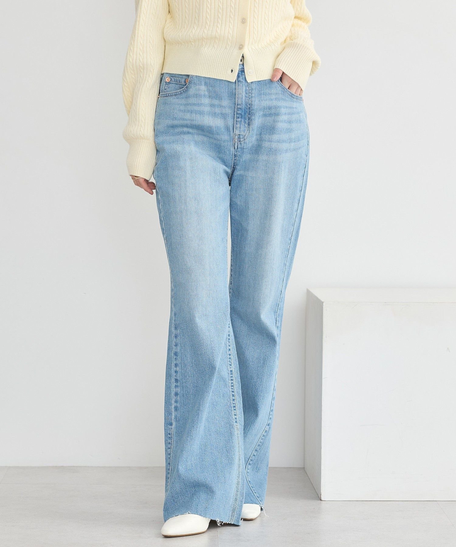 【SALE／40%OFF】earth music&ecology セルフカットフレアデニムパンツ アースミュージック&エコロジー..