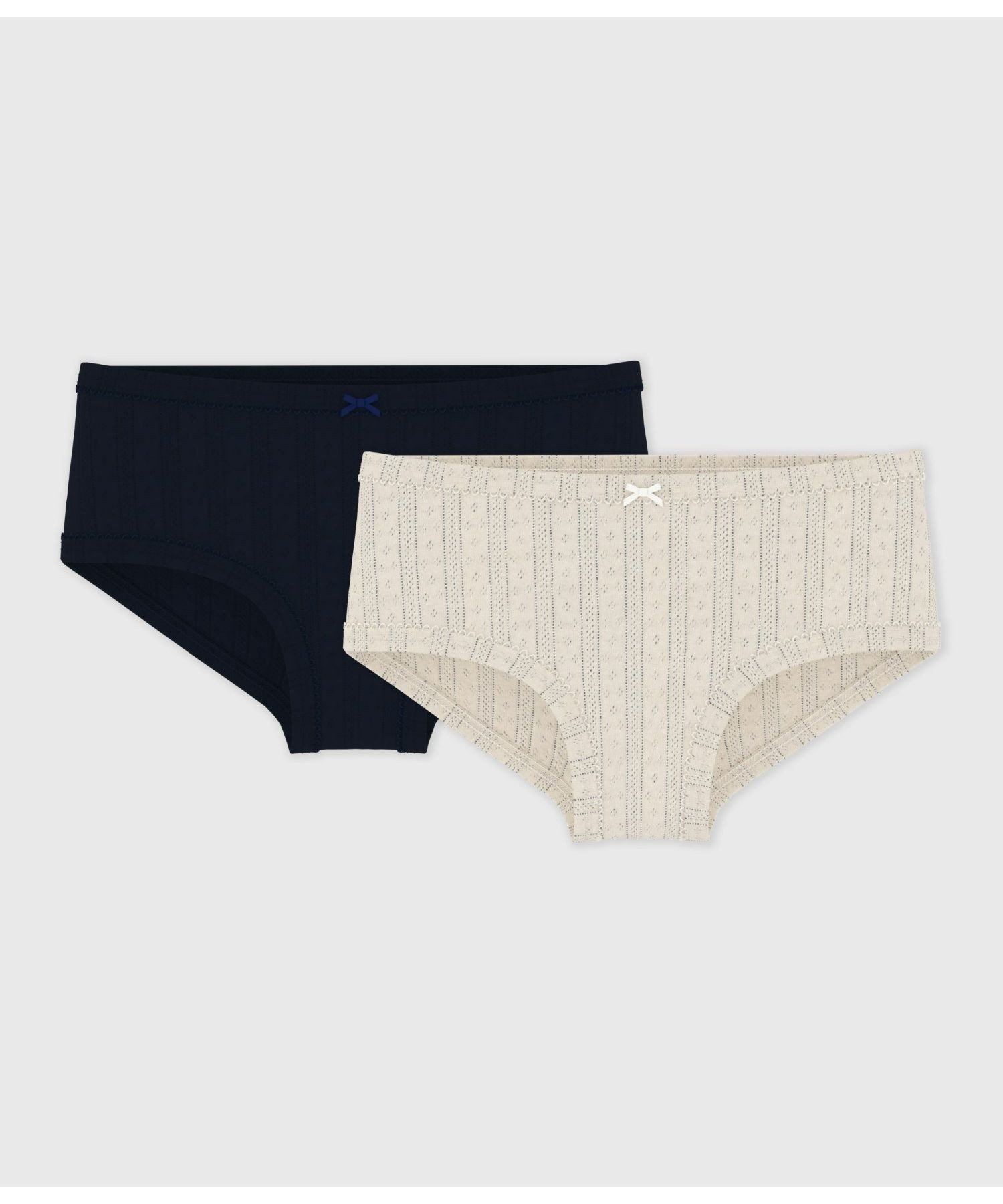 PETIT BATEAU（プチバトー）ハイウエスト針抜きショーツ2枚組上品な針抜き模様を色違いで揃えたショーツ2枚セットです。リボンやピコレースがデザインのアクセントに効いています。ご自宅用としてはもちろん、何枚あっても嬉しいアイテムはギフトにもおすすめです。揃いのキャミソールとセットアップも可能。※1.濃色の製品は、摩擦や洗濯の際に色落ちや色移りをする場合があります。中性洗剤で単独洗いをしてください。型番：A0F24A-00-050 RT0142【採寸】サイズ着丈ウエスト3才 95cm17cm21cm4才 104cm17.5cm22cm5才 110cm18cm22.5cm商品のサイズについて【商品詳細】モロッコ素材：100%綿サイズ：3才 95cm、4才 104cm、5才 110cm※画面上と実物では多少色具合が異なって見える場合もございます。ご了承ください。商品のカラーについてPETIT BATEAU（プチバトー）ハイウエスト針抜きショーツ2枚組上品な針抜き模様を色違いで揃えたショーツ2枚セットです。リボンやピコレースがデザインのアクセントに効いています。ご自宅用としてはもちろん、何枚あっても嬉しいアイテムはギフトにもおすすめです。揃いのキャミソールとセットアップも可能。※1.濃色の製品は、摩擦や洗濯の際に色落ちや色移りをする場合があります。中性洗剤で単独洗いをしてください。型番：A0F24A-00-050 RT0142【採寸】サイズ着丈ウエスト3才 95cm17cm21cm4才 104cm17.5cm22cm5才 110cm18cm22.5cm商品のサイズについて【商品詳細】モロッコ素材：100%綿サイズ：3才 95cm、4才 104cm、5才 110cm※画面上と実物では多少色具合が異なって見える場合もございます。ご了承ください。商品のカラーについて