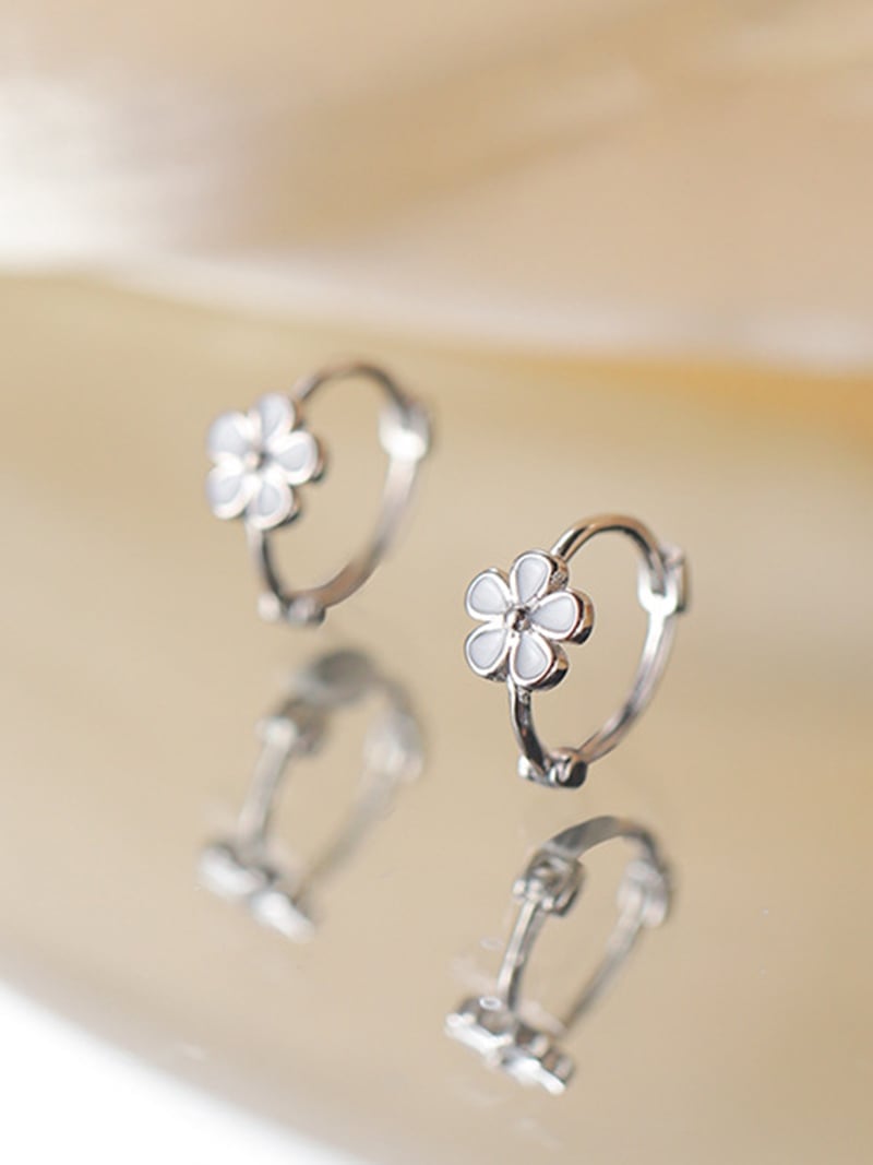 Coo+i/(W)ホワイトフラワーデザインフープピアス スレンダー アクセサリー・腕時計 ピアス シルバー ゴールド