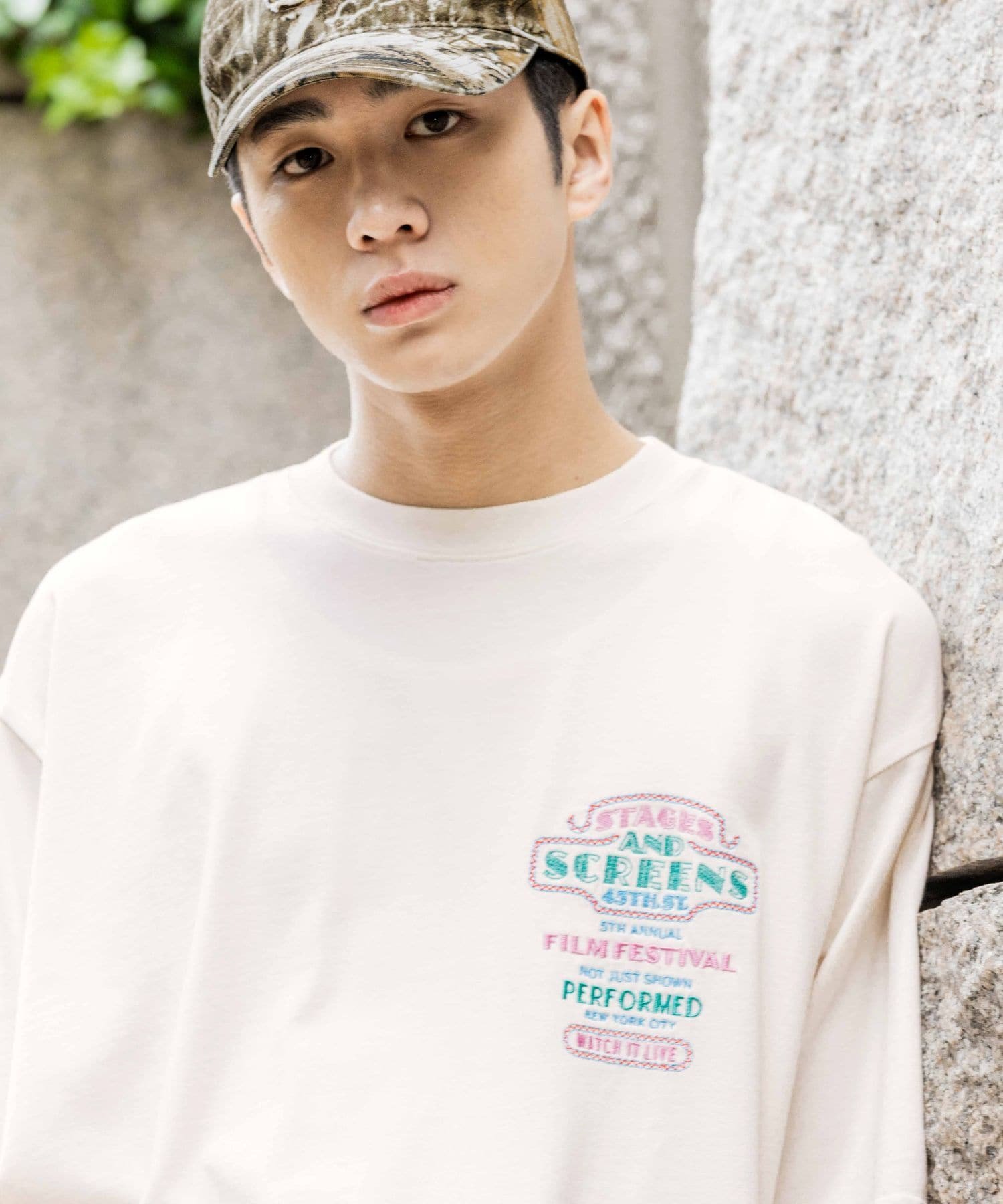 niko and ... ネオン刺繍Tシャツ ニコアンド トップス カットソー・Tシャツ ブラック ホワイト オレンジ ブルー