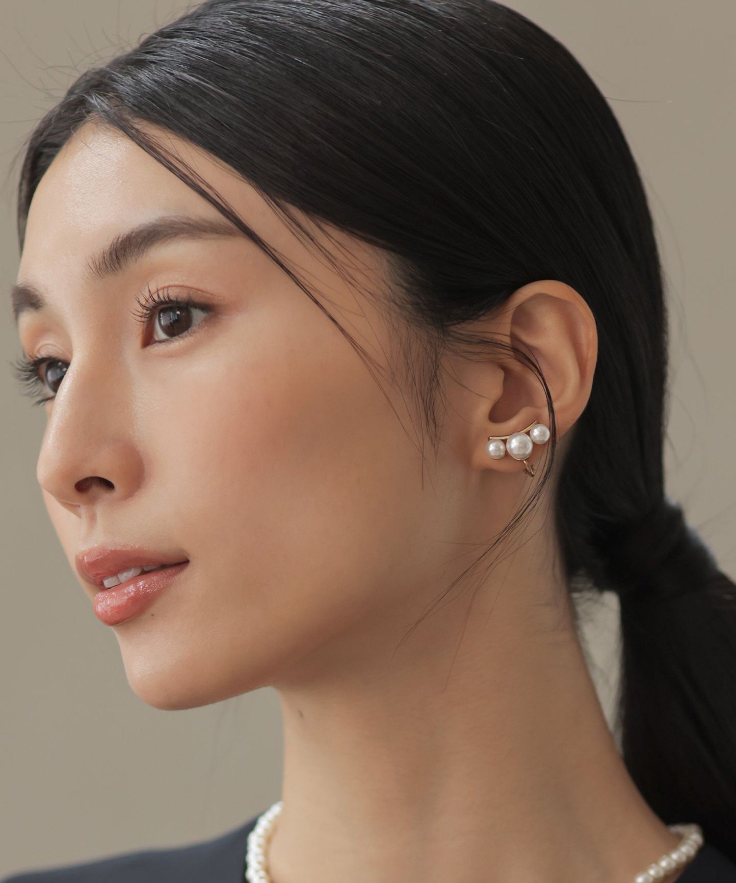 組曲 スリーフェイクパールイヤリング クミキョク アクセサリー・腕時計 イヤリング・イヤーカフ ゴールドのサムネイル