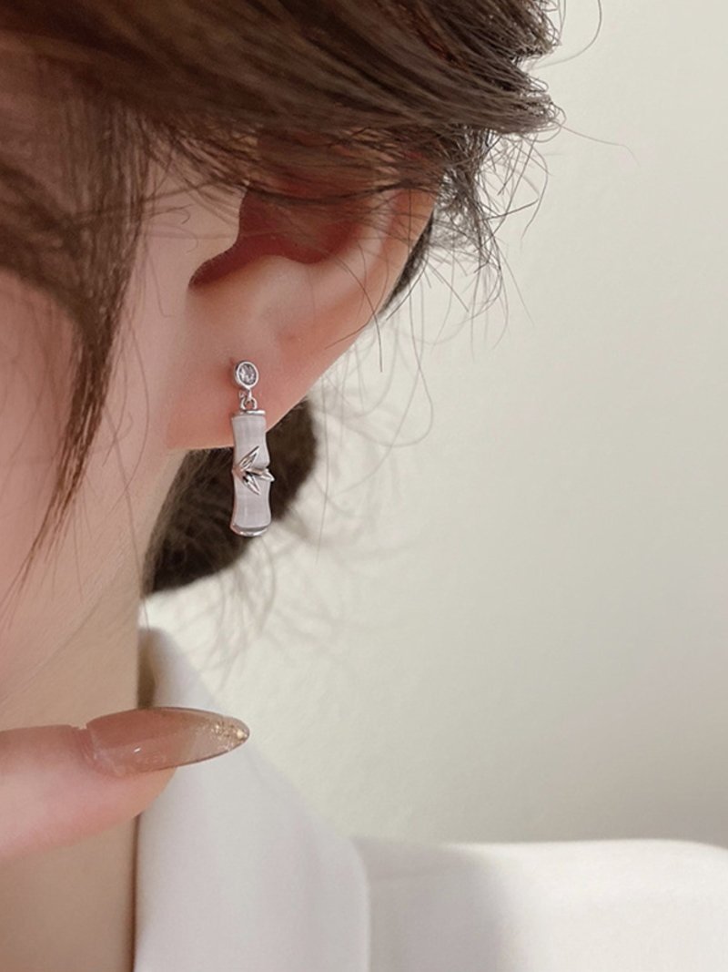 Coo+i/(W)パンダアシンメトリーピアス スレンダー アクセサリー・腕時計 ピアス シルバー