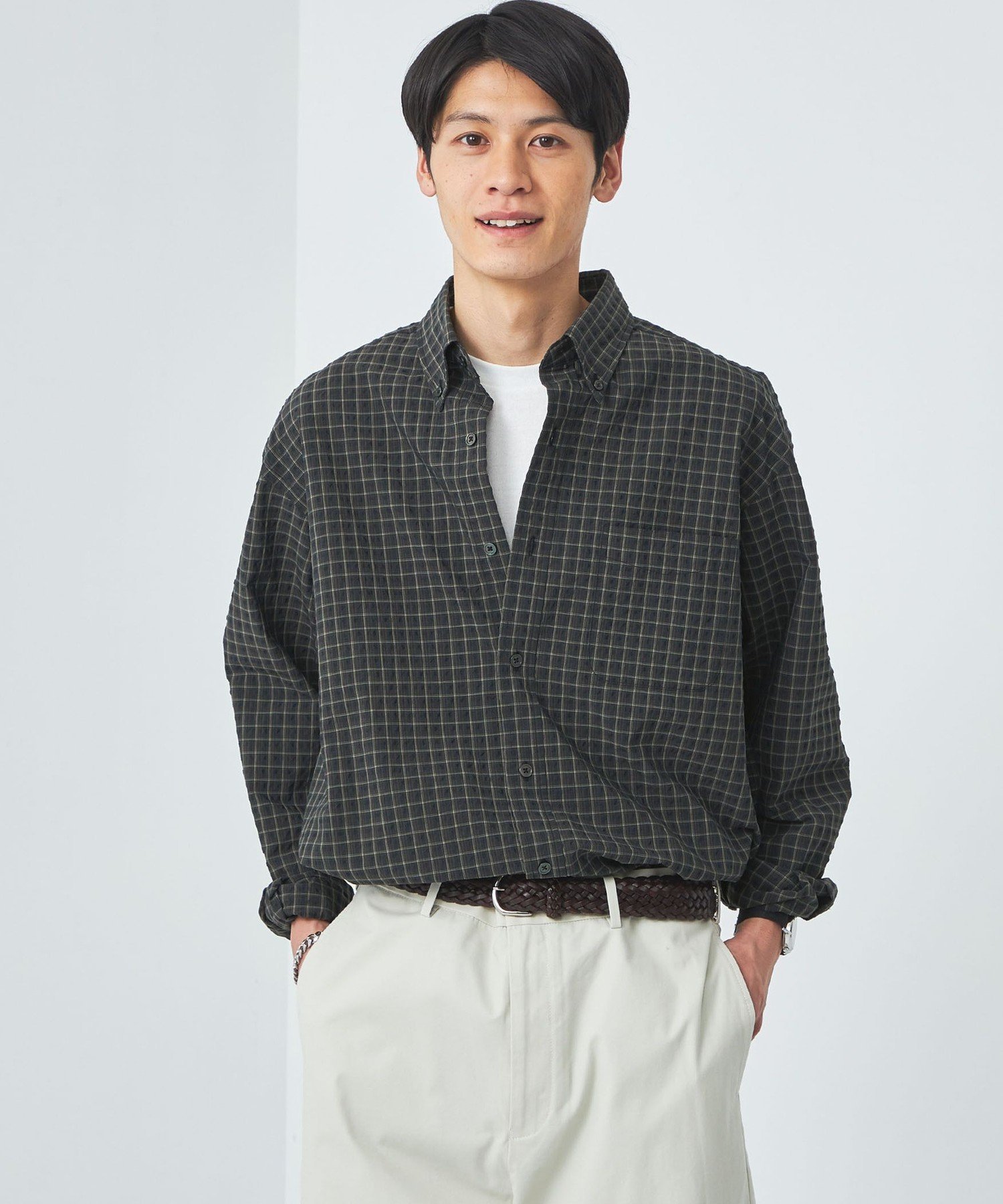 UNITED ARROWS green label relaxing（ユナイテッドアローズ グリーンレーベルリラクシング）FINE BASIC クリンプ チェック ビッグ ボタンダウン シャツWEB限定サイズ「OverLarge(2XL)」シリーズグリーンレーベルリラクシングのフィルターを通して今着たいアイテムへと再構築した「FINEBASIC」■デザイン「FINEBASIC」のボタンダウン型ボディーを採用しました。アウター使いもできるゆったりとしたアメリカンなサイズ感が特徴。襟は小ぶりなボタンダウンで上品にデザインしています。胸ポケ付きも嬉しいポイント。■素材ポリエステル、コットン、レーヨンのポプリンにポリウレタンで凹凸を付けた素材です。春らしいさらりとした肌触り、独特な表面感が特徴。■コーディネート1枚着、羽織としての着用がさまになります。タックインで、腰回りのブラウジングを楽しむのも◎。もちろん、コートやブルゾンのインナーとしても使いやすいです。ビッグなサイジングに合わせて、ワイドパンツとのリラックスカジュアルがおすすめ。足元をレザーやスエード素材でまとめると大人っぽい印象になります。============================裏地：なし透け感：なし伸縮：なし光沢感：なし============================＜OverLarge-2XLサイズ-＞「LやXLサイズだと窮屈に感じる」という体格の良い方や、身長の高い方に向けて、「2XLサイズ」が登場。身幅を大きく設定しながら、着丈はスッキリと見えるNEWシルエットを実現し、人気アイテム・ベーシックアイテムの選べるサイズが拡がりました。これまでLサイズ・XLサイズがタイトでストレスを感じていた方はもちろん、ビッグシルエットで抜け感を出してトレンドの着こなしをしたい方にもおすすめの仕上がりです。※サイト上のサイズ名と、お届け商品に記載されているサイズ名が異なる場合がございます。「2XL」、「XXL」の2パターンございますが同商品となります。【注意事項】※商品を使用前に、タグ等に記載されている「取り扱い上の注意書き」、「洗濯表示」を必ずご確認ください。※商品画像は、光の当たり具合やパソコンなどの閲覧環境により、実際の色味と異なって見える場合がございます。あらかじめご了承ください。※商品の色味の目安は、商品単体の画像をご参照ください。※画像の商品はサンプルです。店舗へお問い合わせの際は、全国のgreenlabelrelaxing各店舗まで下記の品名/品番をお申し付けください。品名：SC◆F/BCLIMP-CKB/BD品番：32111873195身長185B81W68H90着用サイズ：L型番：32111873195-09-30 KD5150【採寸】S：着丈76 肩幅54.5 身幅61 そで丈57.5M：着丈78 肩幅56 身幅63 そで丈59.5L：着丈80 肩幅57 身幅65 そで丈61.5XL：着丈82 肩幅58 身幅67 そで丈62.5XXL：着丈84 肩幅60 身幅69 そで丈61.5商品のサイズについて【商品詳細】ベトナム製素材：ポリエステル45％ コットン33％ レーヨン19％ ポリウレタン3％サイズ：S、M、L、XL、XXL洗濯機洗い可※画面上と実物では多少色具合が異なって見える場合もございます。ご了承ください。商品のカラーについて 【予約商品について】 ※「先行予約販売中」「予約販売中」をご注文の際は予約商品についてをご確認ください。UNITED ARROWS green label relaxing（ユナイテッドアローズ グリーンレーベルリラクシング）FINE BASIC クリンプ チェック ビッグ ボタンダウン シャツWEB限定サイズ「OverLarge(2XL)」シリーズグリーンレーベルリラクシングのフィルターを通して今着たいアイテムへと再構築した「FINEBASIC」■デザイン「FINEBASIC」のボタンダウン型ボディーを採用しました。アウター使いもできるゆったりとしたアメリカンなサイズ感が特徴。襟は小ぶりなボタンダウンで上品にデザインしています。胸ポケ付きも嬉しいポイント。■素材ポリエステル、コットン、レーヨンのポプリンにポリウレタンで凹凸を付けた素材です。春らしいさらりとした肌触り、独特な表面感が特徴。■コーディネート1枚着、羽織としての着用がさまになります。タックインで、腰回りのブラウジングを楽しむのも◎。もちろん、コートやブルゾンのインナーとしても使いやすいです。ビッグなサイジングに合わせて、ワイドパンツとのリラックスカジュアルがおすすめ。足元をレザーやスエード素材でまとめると大人っぽい印象になります。============================裏地：なし透け感：なし伸縮：なし光沢感：なし============================＜OverLarge-2XLサイズ-＞「LやXLサイズだと窮屈に感じる」という体格の良い方や、身長の高い方に向けて、「2XLサイズ」が登場。身幅を大きく設定しながら、着丈はスッキリと見えるNEWシルエットを実現し、人気アイテム・ベーシックアイテムの選べるサイズが拡がりました。これまでLサイズ・XLサイズがタイトでストレスを感じていた方はもちろん、ビッグシルエットで抜け感を出してトレンドの着こなしをしたい方にもおすすめの仕上がりです。※サイト上のサイズ名と、お届け商品に記載されているサイズ名が異なる場合がございます。「2XL」、「XXL」の2パターンございますが同商品となります。【注意事項】※商品を使用前に、タグ等に記載されている「取り扱い上の注意書き」、「洗濯表示」を必ずご確認ください。※商品画像は、光の当たり具合やパソコンなどの閲覧環境により、実際の色味と異なって見える場合がございます。あらかじめご了承ください。※商品の色味の目安は、商品単体の画像をご参照ください。※画像の商品はサンプルです。店舗へお問い合わせの際は、全国のgreenlabelrelaxing各店舗まで下記の品名/品番をお申し付けください。品名：SC◆F/BCLIMP-CKB/BD品番：32111873195身長185B81W68H90着用サイズ：L型番：32111873195-09-30 KD5150【採寸】S：着丈76 肩幅54.5 身幅61 そで丈57.5M：着丈78 肩幅56 身幅63 そで丈59.5L：着丈80 肩幅57 身幅65 そで丈61.5XL：着丈82 肩幅58 身幅67 そで丈62.5XXL：着丈84 肩幅60 身幅69 そで丈61.5商品のサイズについて【商品詳細】ベトナム製素材：ポリエステル45％ コットン33％ レーヨン19％ ポリウレタン3％サイズ：S、M、L、XL、XXL洗濯機洗い可※画面上と実物では多少色具合が異なって見える場合もございます。ご了承ください。商品のカラーについて 【予約商品について】 ※「先行予約販売中」「予約販売中」をご注文の際は予約商品についてをご確認ください。■重要なお知らせ※ 当店では、ギフト配送サービス及びラッピングサービスを行っておりません。ご注文者様とお届け先が違う場合でも、タグ（値札）付「納品書 兼 返品連絡票」同梱の状態でお送り致しますのでご了承ください。 ラッピング・ギフト配送について※ 2点以上ご購入の場合、全ての商品が揃い次第一括でのお届けとなります。お届け予定日の異なる商品をお買い上げの場合はご注意下さい。お急ぎの商品がございましたら分けてご購入いただきますようお願い致します。発送について ※ 買い物カートに入れるだけでは在庫確保されませんのでお早めに購入手続きをしてください。当店では在庫を複数サイトで共有しているため、同時にご注文があった場合、売切れとなってしまう事がございます。お手数ですが、ご注文後に当店からお送りする「ご注文内容の確認メール」をご確認ください。ご注文の確定について ※ Rakuten Fashionの商品ページに記載しているメーカー希望小売価格は、楽天市場「商品価格ナビ」に登録されている価格に準じています。 商品の価格についてUNITED ARROWS green label relaxingUNITED ARROWS green label relaxingのシャツ・ブラウストップスご注文・お届けについて発送ガイドラッピンググッズ3,980円以上送料無料ご利用ガイド