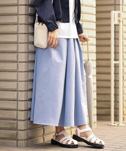 撥水加工のロングスカート│梅雨の街着用に、流行りのおしゃれなデザイン（50代レディース向け）のおすすめは？