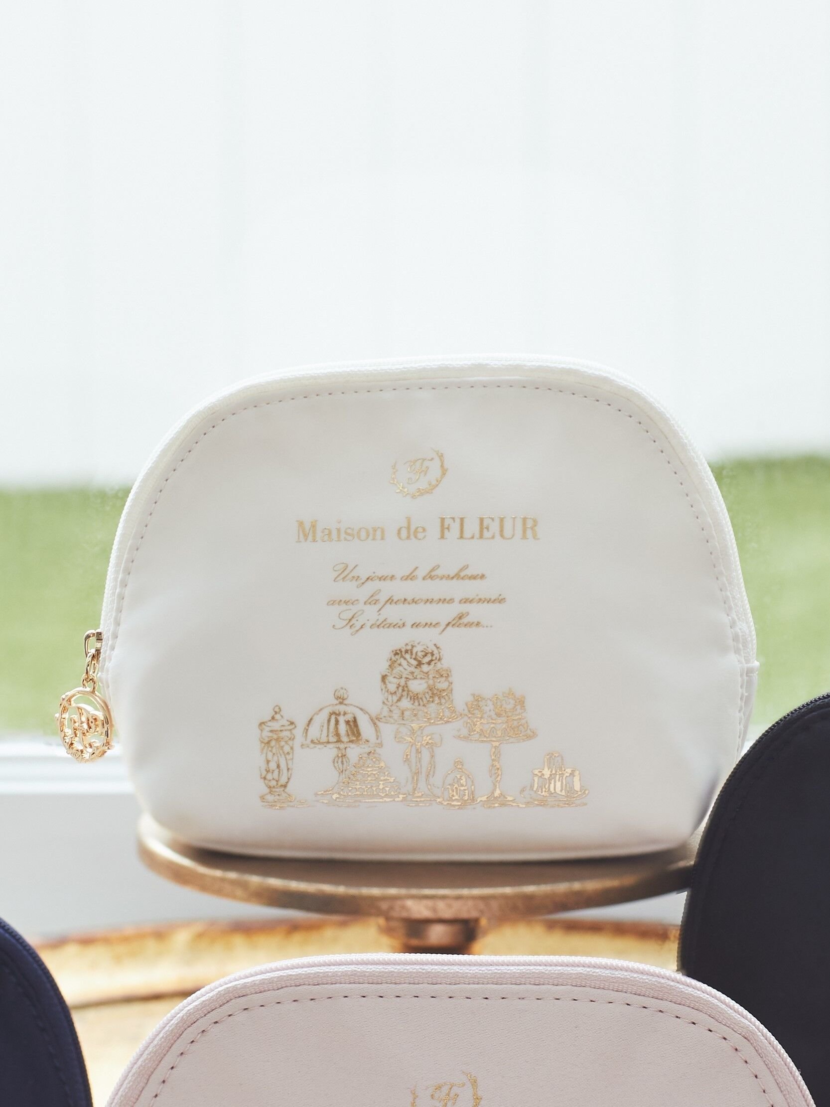 メゾンドフルール ポーチ レディース Maison de FLEUR サテンラウンドポーチ メゾン ド フルール バッグ その他のバッグ ホワイト ブラック ネイビー ピンク