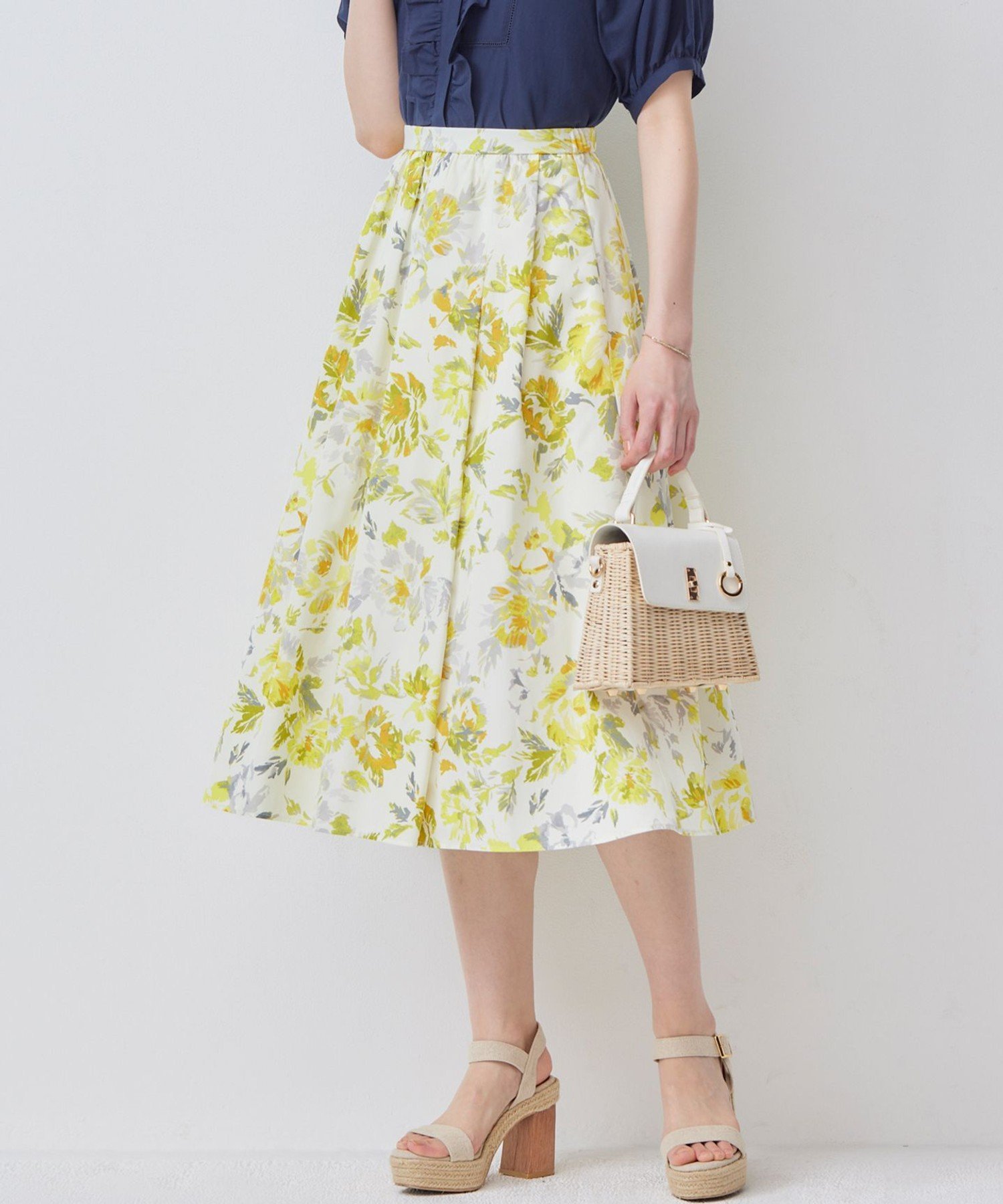 【SALE／50%OFF】組曲 スプレーローズプリント フレアスカート クミキョク スカート ロング・マキシスカート ブルー イエロー【送料無料】のサムネイル