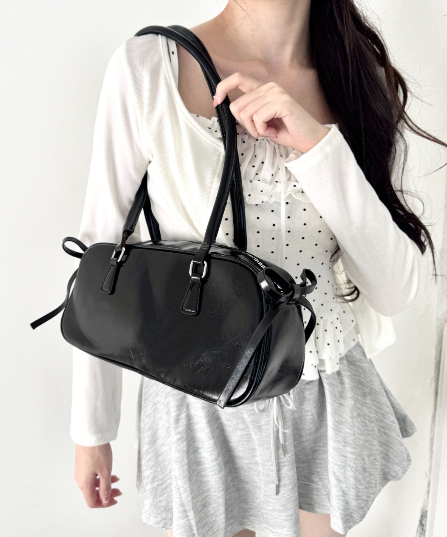 【SALE／25%OFF】Loueme サイドリボンスクエアショルダーバッグ アウトフィッターラボ バッグ ショルダーバッグ ブラック ホワイト レッド