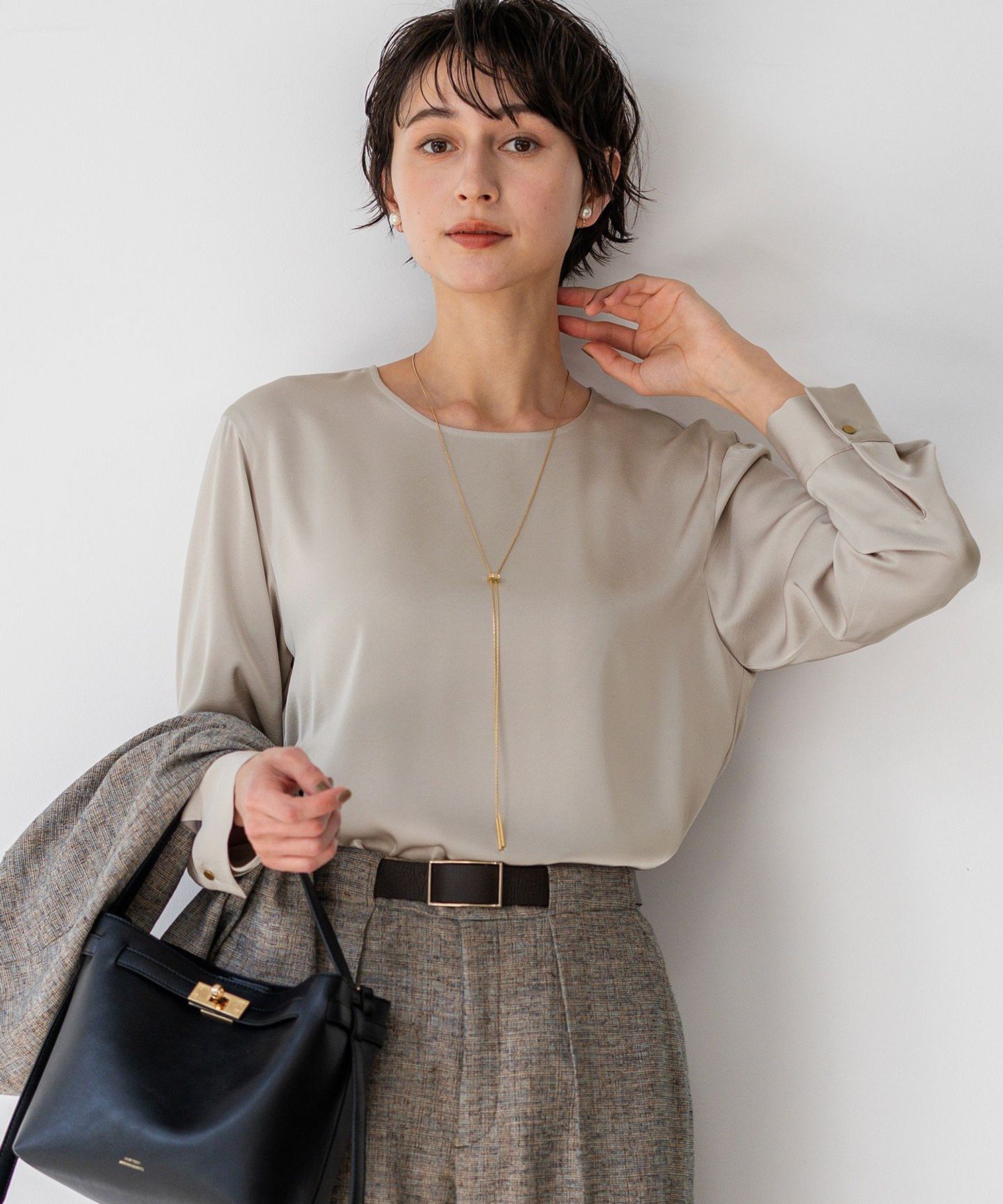 23区 S カフスボタン サテンTEEブラウス ニジュウサンク トップス シャツ・ブラウス ホワイト ベージュ