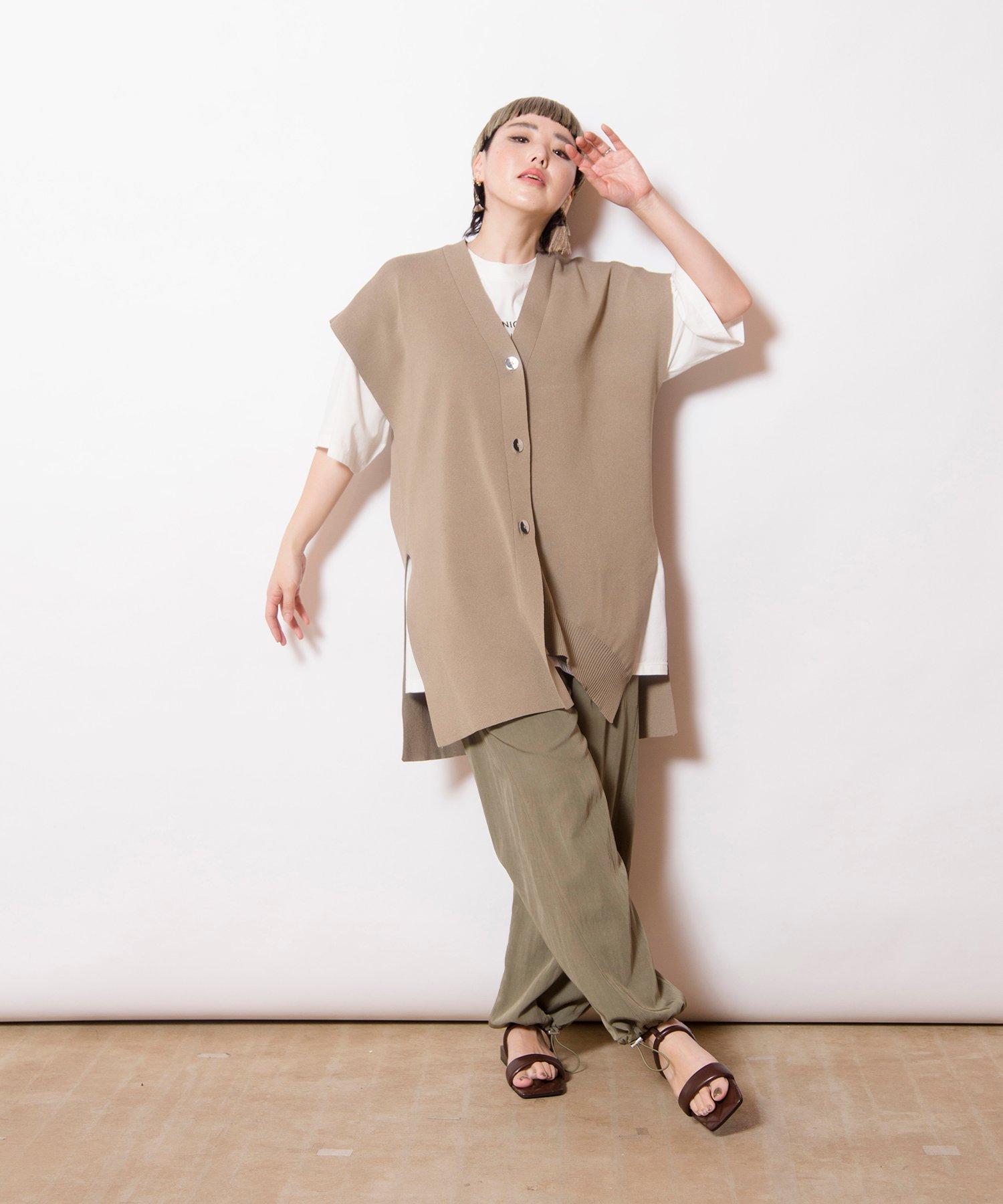 【SALE／30%OFF】OSMOSIS アシンメトリーヘムニットベスト オズモーシス トップス ベスト・ジレ ブラッ..