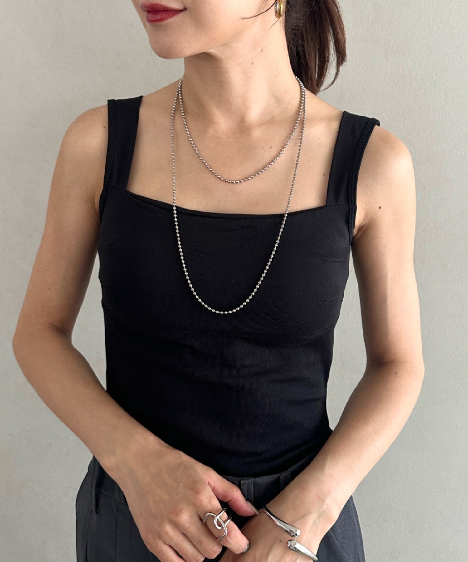 【SALE／20%OFF】MYMOOD. カップ付きスクエアネックタンクトップ アウトフィッターラボ トップス ノースリーブ・タンクトップ ホワイト ネイビー グレー ブラック