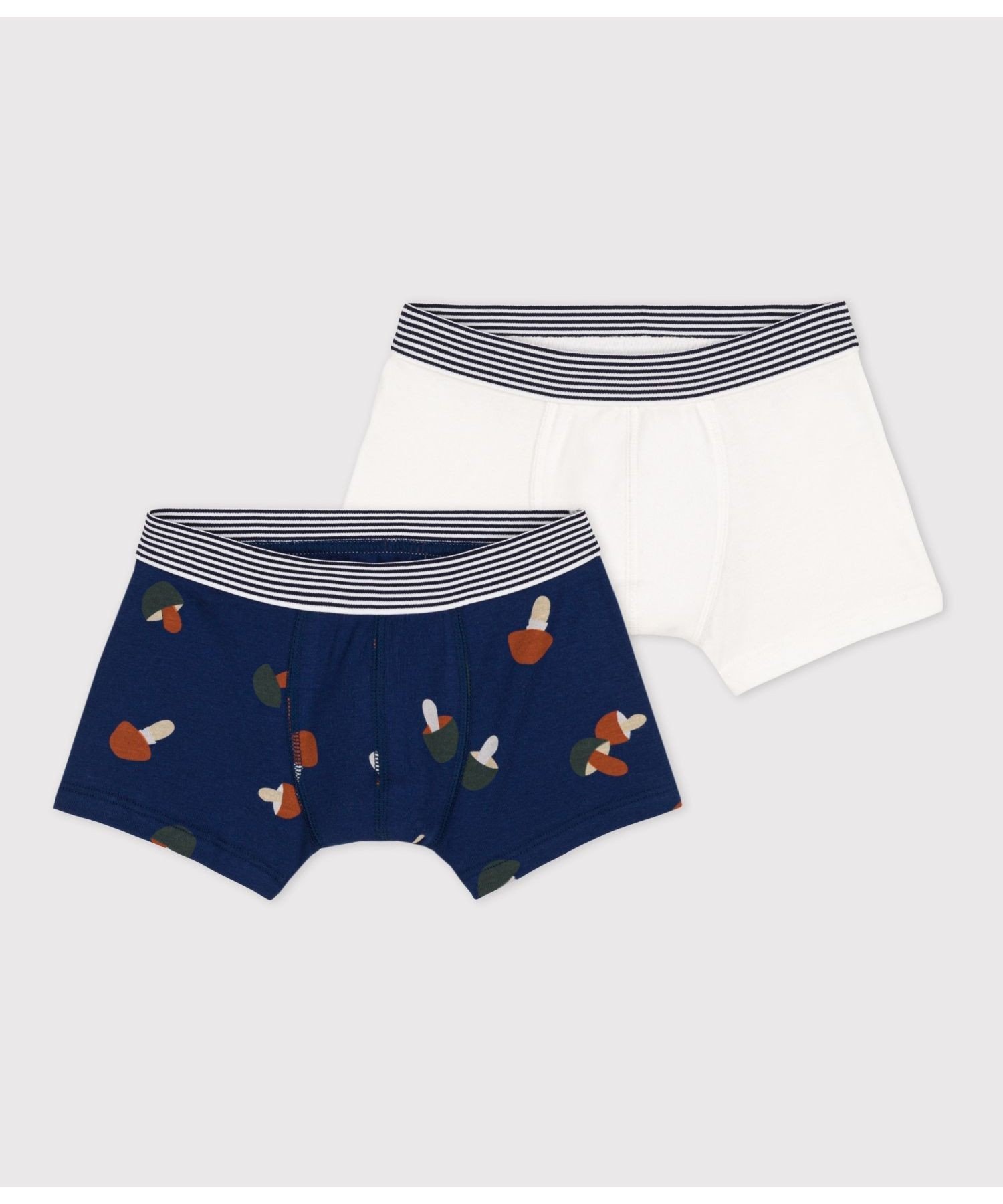 PETIT BATEAU（プチバトー）トランクス2枚組プレーンカラーと可愛いキノコプリントで揃えたトランクス2枚セットです。第二の肌と呼ばれるほど心地よい肌触りの1x1リブ編み素材を使用しています。ウエスト部にあしらわれたミラレボーダーがデザインのアクセントに。何枚あっても嬉しいアイテムは、ギフトにもおすすめです。型番：A05RAB-00-100 GM8159【採寸】サイズ着丈ウエスト6才 116cm17.7cm22.5cm8才 128cm18.2cm24.5cm10才 140cm19.2cm25.5cm12才 152cm21.7cm27.5cm商品のサイズについて【商品詳細】モロッコ素材：コットン100%サイズ：6才 116cm、8才 128cm、10才 140cm、12才 152cm※画面上と実物では多少色具合が異なって見える場合もございます。ご了承ください。商品のカラーについて 【予約商品について】 ※「先行予約販売中」「予約販売中」をご注文の際は予約商品についてをご確認ください。■重要なお知らせ※ 当店では、ギフト配送サービス及びラッピングサービスを行っておりません。ご注文者様とお届け先が違う場合でも、タグ（値札）付「納品書 兼 返品連絡票」同梱の状態でお送り致しますのでご了承ください。 ラッピング・ギフト配送について※ 2点以上ご購入の場合、全ての商品が揃い次第一括でのお届けとなります。お届け予定日の異なる商品をお買い上げの場合はご注意下さい。お急ぎの商品がございましたら分けてご購入いただきますようお願い致します。発送について ※ 買い物カートに入れるだけでは在庫確保されませんのでお早めに購入手続きをしてください。当店では在庫を複数サイトで共有しているため、同時にご注文があった場合、売切れとなってしまう事がございます。お手数ですが、ご注文後に当店からお送りする「ご注文内容の確認メール」をご確認ください。ご注文の確定について ※ Rakuten Fashionの商品ページに記載しているメーカー希望小売価格は、楽天市場「商品価格ナビ」に登録されている価格に準じています。 商品の価格についてPETIT BATEAUPETIT BATEAUのボクサーパンツ・トランクスインナー・ルームウェアご注文・お届けについて発送ガイドラッピンググッズ3,980円以上送料無料ご利用ガイド