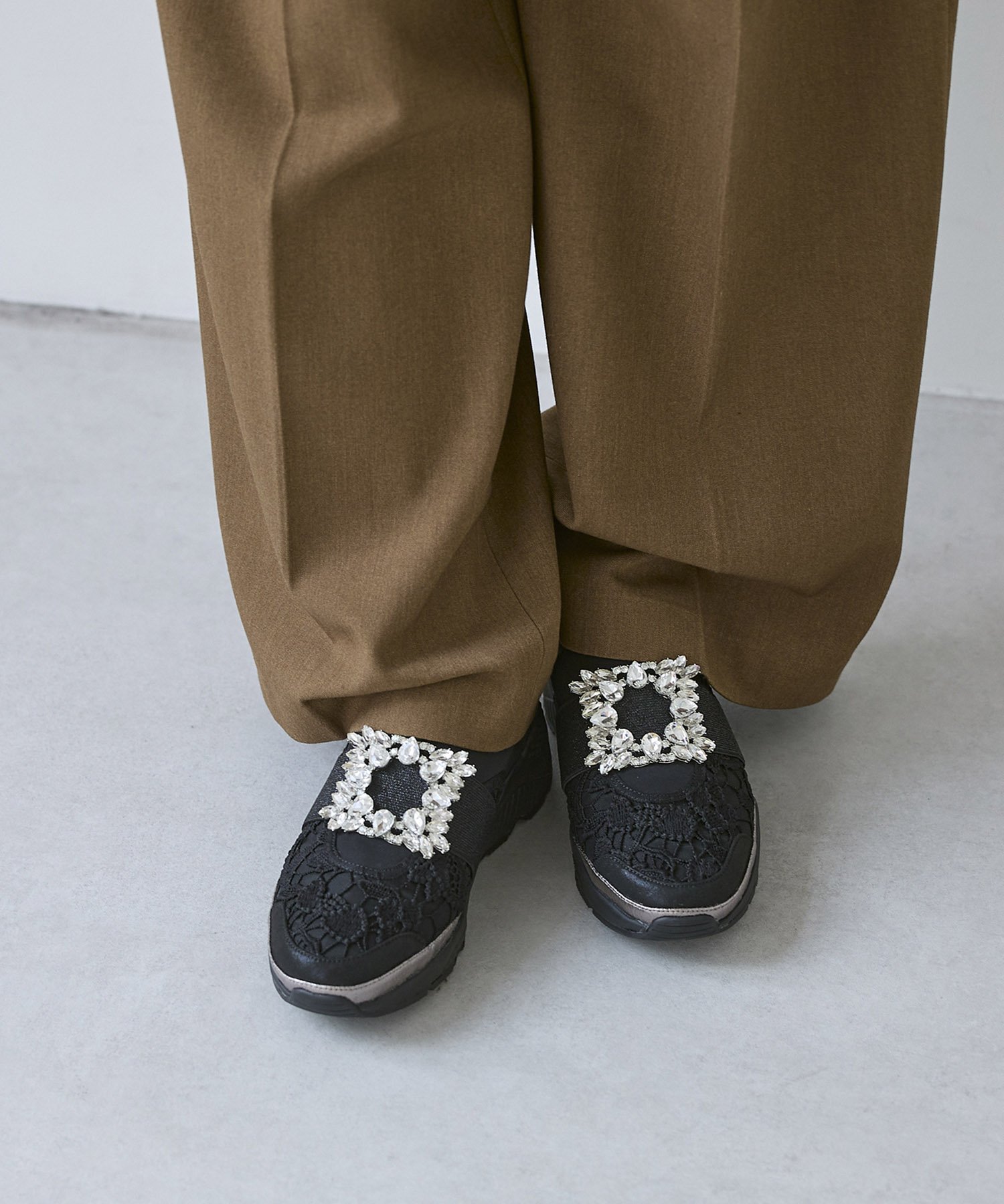 【SALE／50%OFF】carino ビジューバックル厚底スニーカー モード・エ・ジャコモ×イング シューズ・靴 スニーカー ブラウン ホワイト【送料無料】