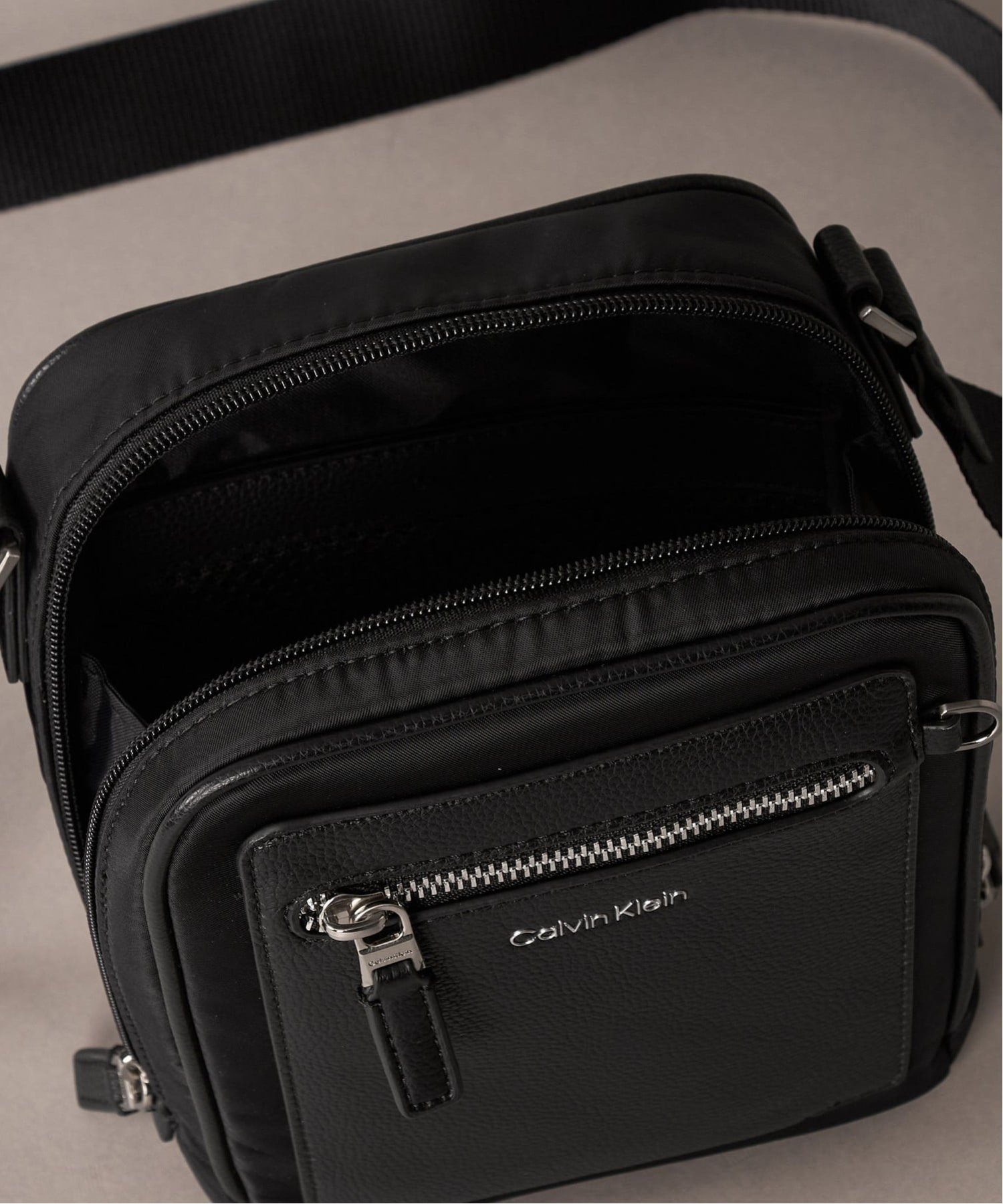 (M)【公式ショップ】 カルバンクライン クロスボディバッグ - スモールロゴリポーターバッグ Calvin Klein Jeans Accessory 4D3500G カルバン・クライン バッグ ボディバッグ・ウエストポーチ ブラック