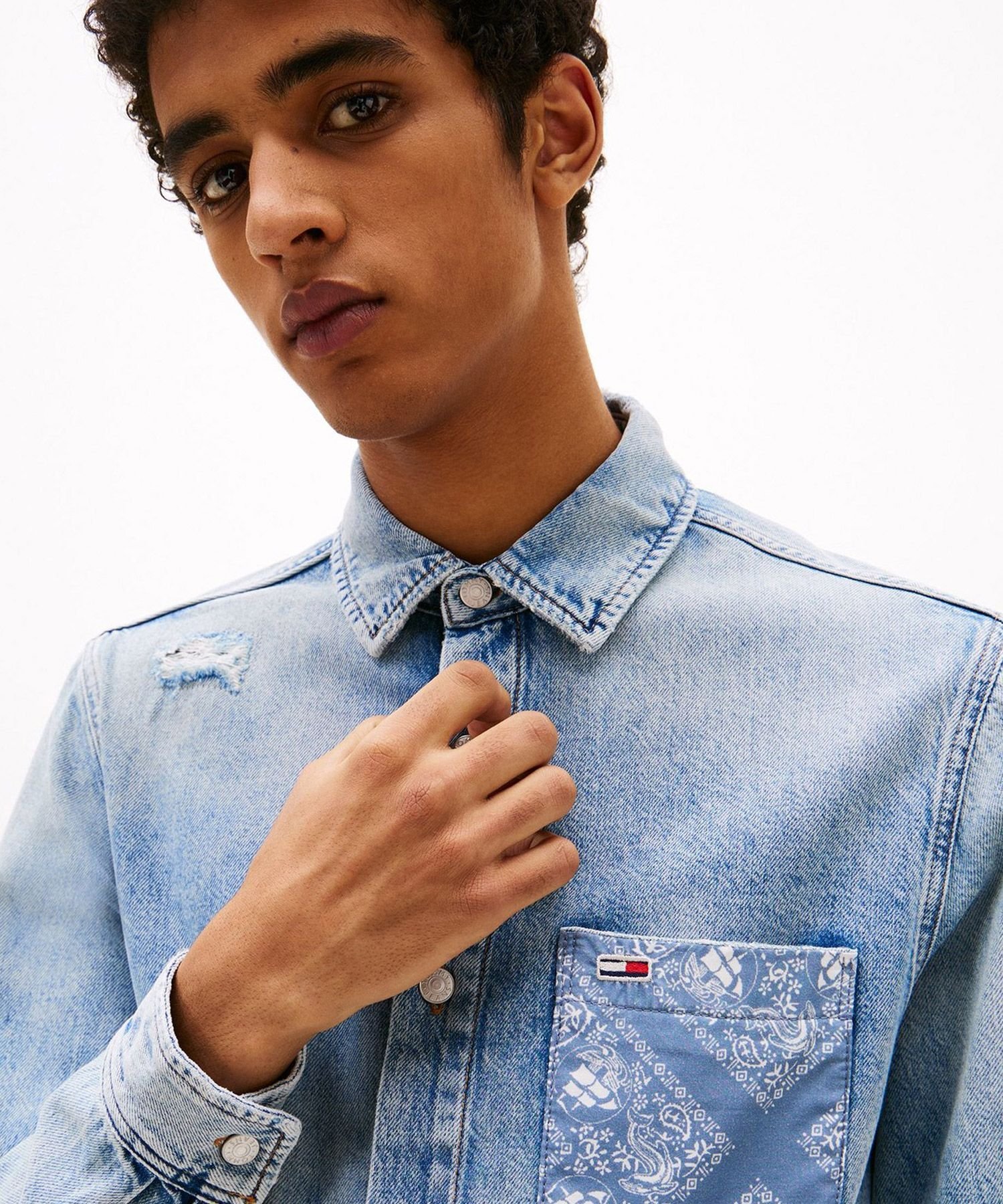 【SALE／50%OFF】TOMMY JEANS レギュラーデニムシャツ トミーヒルフィガー トップス シャツ・ブラウス ブルー【送料無料】